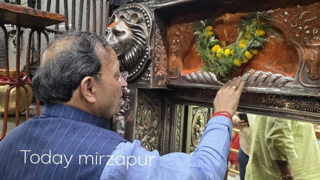 मां विंध्यवासिनी के दरबार में पहुंचे राज्यसभा सांसद अरुण सिंह
मिर्जापुर। राज्यसभा सांसद अरुण सिंह के विंध्याचल आगमन पर नगर विधायक रत्नाकर मिश्रा ने मां विंध्यवासिनी का प्रसाद स्वरूप चुनरी पहनाकर उनका स्वागत किया। इसके बाद दोनों ने मां विंध्यवासिनी देवी का दर्शन-पूजन कर आशीर्वाद लिया। इस दौरान विंध्याचल धाम में श्रद्धा का माहौल रहा।
#मिर्जापुर #विंध्याचल #मां_विंध्यवासिनी #अरुण_सिंह #रत्नाकर_मिश्रा #दर्शन_पूजन #विंध्याचल_धाम