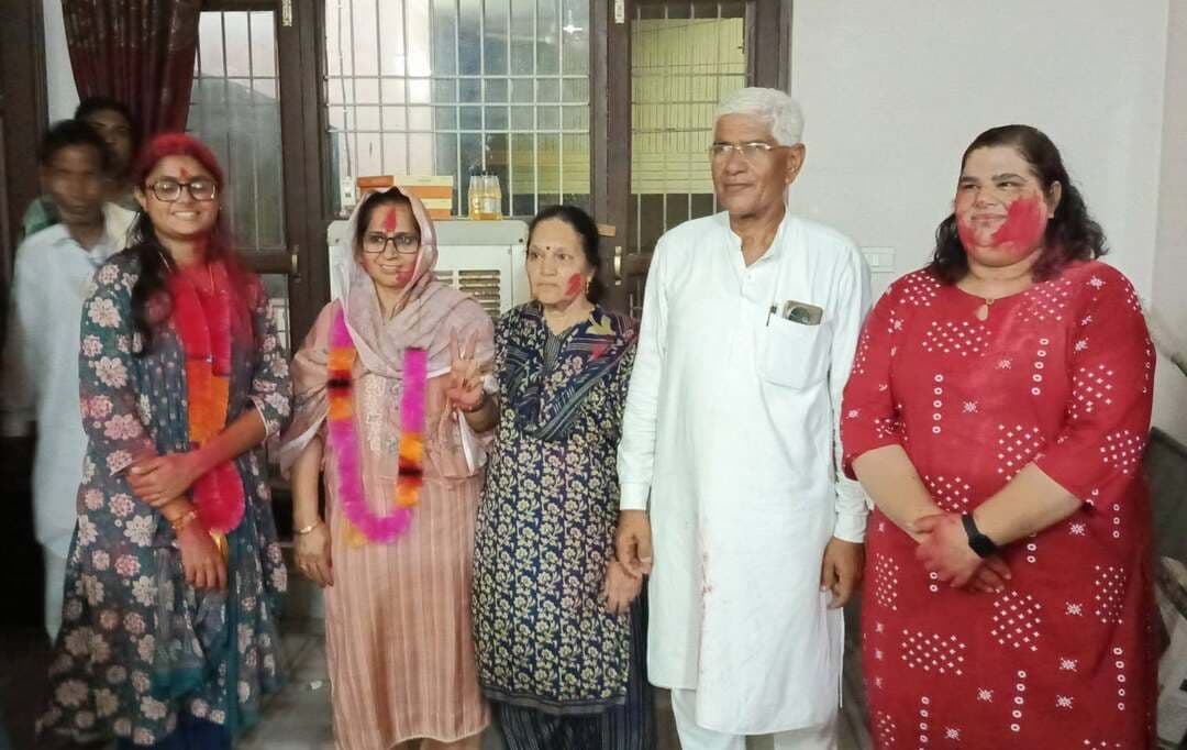 #संगरिया नगरपालिका नवनियुक्त अध्यक्ष श्रीमती सुमन सोनी व उपाध्यक्ष पारुल महेश्वरी का प्रोफेसर Om Jangu के निवास पर स्वागत सत्कार
संगरिया की आवाज़।
Ashok Choudhary Sangaria
Sanjeev Kumar Soni
K K Jain Krishan Nehra Avtar Singh Panniwali
