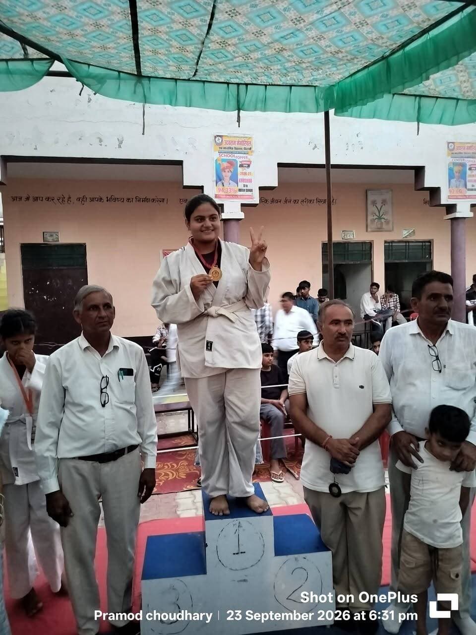 हनुमानगढ़ जिला स्तरीय जूडो प्रतियोगिता में लड़कियों के 17 वर्षीय और 19 वर्षीय विजेताओं की फोटो Gold 🥇, Silver 🥈 Bronze 🥉 के साथ
URM सीनियर सेकेंडरी स्कूल भिरानी में आयोजन हुआ।
छात्रों के मुकाबले कल सुबह होंगे।
#जूडो #judo #viralpost #trendingnow #hanumangarh