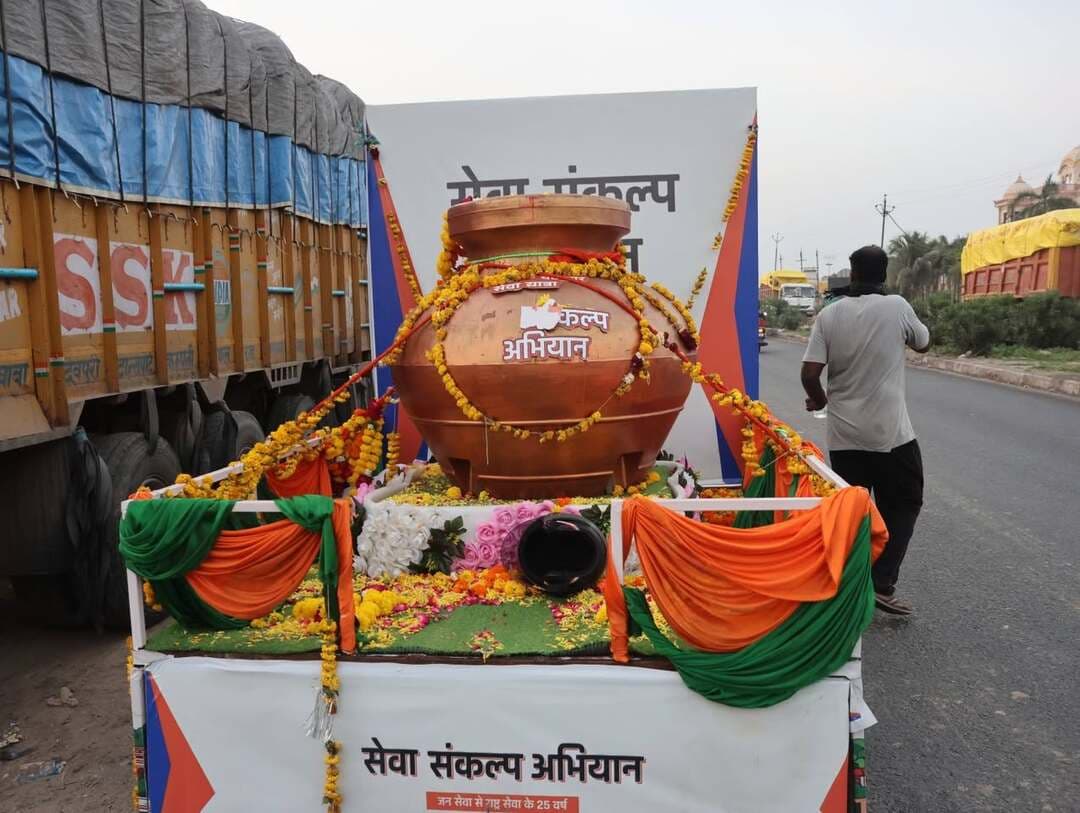 *सेवा संकल्प यात्रा का मनोरथ सफल हो, भारत विश्वगुरु के रूप में स्थापित हो - विधानसभा अध्यक्ष श्री तोमर*
*सेवा, स्वच्छता, पर्यावरण संरक्षण और जनसहभागिता का संदेश लेकर वाराणसी से बड़नगर जा रही यात्रा का मुरैना में जगह-जगह आत्मीय स्वागत*
मुरैना, 23 सितम्बर 2026/सेवा, स्वच्छता, पर्यावरण संरक्षण और जनसहभागिता का संदेश लेकर वाराणसी से बड़नगर के लिए निकली सेवा संकल्प यात्रा के मुरैना जिले में प्रवेश पर बुधवार को बानमौर से मुरैना तक विभिन्न स्थानों पर पुष्पवर्षा एवं फूल मालाओं से आत्मीय स्वागत किया गया। विधानसभा अध्यक्ष श्री नरेन्द्र सिंह तोमर ने बानमौर में यात्रा की अगवानी की। यात्रा में शामिल सेवा यात्रियों के स्वागत के लिए जनप्रतिनिधियों, अधिकारियों, ग्रामीणों एवं स्थानीय नागरिकों ने उत्साहपूर्वक सहभागिता की।
विधानसभा अध्यक्ष श्री नरेन्द्र सिंह तोमर ने कहा कि प्रधानमंत्री श्री नरेन्द्र मोदी के नेतृत्व में देश निरंतर प्रगति के पथ पर अग्रसर है। प्रधानमंत्री ने देश की सेवा में 25 वर्ष पूर्ण किए हैं। उनके नेतृत्व में भारत विकसित राष्ट्र बनने की दिशा में आगे बढ़ रहा है। उन्होंने कहा कि सेवा संकल्प यात्रा का मनोरथ सफल हो और भारत विश्वगुरु के रूप में स्थापित हो, यही हमारी शुभकामना है। प्रधानमंत्री श्री नरेन्द्र मोदी के जन्मदिवस को सेवा संकल्प के रूप में एक माह तक मनाया जा रहा है। इस दौरान पौधरोपण, रक्तदान, नेत्रदान सहित विभिन्न सेवा गतिविधियों के माध्यम से समाज में सेवाभाव, भाईचारे और एकजुटता की भावना को सुदृढ़ करने का प्रयास किया जा रहा है।
विधानसभा अध्यक्ष श्री तोमर ने पश्चिम बंगाल एवं उत्तर प्रदेश से यात्रा में शामिल होकर आए सेवा यात्रियों का मुरैना की धरती पर स्वागत करते हुए उनके यात्रा-संकल्प की सफलता के लिए शुभकामनाएं दीं।
सेवा संकल्प अभियान के अंतर्गत आयोजित यह यात्रा जनसेवा एवं राष्ट्रसेवा के 25 वर्षों के सेवा कार्यों तथा जनकल्याणकारी योजनाओं की जानकारी जन-जन तक पहुंचाने के साथ ही स्वच्छता, पर्यावरण संरक्षण और जनसहभागिता का संदेश दे रही है। यात्रा के दौरान विभिन्न स्थानों पर स्वच्छता एवं पौधरोपण कार्यक्रम आयोजित किए जा रहे हैं। साथ ही विकसित भारत और विकास के विभिन्न आयामों को चित्रों के माध्यम से अभिव्यक्त करने वाले विद्यार्थियों को उत्कृष्टता प्रमाण-पत्र प्रदान किए गए।
मुरैना जिले में यात्रा के प्रवेश के अवसर पर नूरावाद मार्ग पर वृहद स्वच्छता अभियान आयोजित किया गया। निरावली, बानमौर, नूरावाद, टेकरी, जडेरूआ, छौंदा सहित विभिन्न स्थानों पर बाइक सवारों के समूह के साथ पहुंची यात्रा का नागरिकों ने पुष्पवर्षा एवं फूल मालाओं से आत्मीय स्वागत किया। ग्रामीणों एवं स्थानीय नागरिकों ने उत्साहपूर्वक सहभागिता कर सेवा, स्वच्छता और राष्ट्रहित के संदेश को आगे बढ़ाने का संकल्प व्यक्त किया।
नूरावाद स्थित पंचायत भवन परिसर में सेवा यात्रियों द्वारा वृहद पौधरोपण किया गया। इस अवसर पर नागरिकों को स्वच्छता एवं पर्यावरण संरक्षण के प्रति जागरूक करते हुए स्वच्छता एवं पर्यावरण संरक्षण की शपथ दिलाई गई। नागरिकों से अपने आसपास स्वच्छता बनाए रखने तथा अधिक से अधिक पौधे लगाने का आह्वान किया गया।
यात्रा का नेतृत्व श्री राघवेन्द्र सिंह एवं श्री सुधाशु सिंह कर रहे हैं। यात्रा में पश्चिम बंगाल से 23, पश्चिमी उत्तर प्रदेश से 17 तथा वाराणसी (काशी) से 12 सेवा यात्री शामिल हैं। कुल 26 बाइकों पर 54 सेवा यात्री यात्रा कर रहे हैं। मुरैना में यात्रा के पहुंचने पर सांसद श्री शिवमंगल सिंह तोमर,मुख्य कार्यपालन अधिकारी जिला पंचायत श्री कमलेश कुमार भार्गव, जिला अध्यक्ष श्री कमलेश कुशवाह, पूर्व मंत्री श्री गिर्राज डंडोतिया, श्री मुंशीलाल, पूर्व विधायक श्री राकेश मावई, सहित संबंधित विभागों के अधिकारी, जनप्रतिनिधि एवं बड़ी संख्या में ग्रामीणजन उपस्थित रहे।
सांसद श्री शिवमंगल सिंह तोमर ने कहा कि प्रधानमंत्री श्री नरेन्द्र मोदी के जन्मदिवस को देशभर में सेवाभाव एवं विभिन्न रचनात्मक गतिविधियों के माध्यम से मनाया जा रहा है। इसी क्रम में वाराणसी से बड़नगर तक सेवा संकल्प यात्रा निकाली जा रही है। उन्होंने बताया कि यह यात्रा 24 एवं 25 सितम्बर को मुरैना जिले के विभिन्न स्थानों का भ्रमण करेगी।
यात्रा के नेतृत्वकर्ता श्री राघवेन्द्र सिंह ने बताया कि सेवा संकल्प यात्रा प्रधानमंत्री श्री नरेन्द्र मोदी की कर्मभूमि वाराणसी से प्रारंभ होकर उनकी जन्मभूमि बड़नगर तक जाएगी। यात्रा के दौरान लगभग 2 हजार किलोमीटर की दूरी तय की जाएगी, जिसमें से लगभग 800 किलोमीटर की यात्रा अब तक पूरी हो चुकी है। उन्होंने बताया कि पश्चिम बंगाल, काशी क्षेत्र एवं पश्चिमी उत्तर प्रदेश के 54 सेवा यात्री 26 बाइकों के साथ यात्रा में शामिल हैं। मध्यप्रदेश में प्रवेश के बाद विभिन्न स्थानों पर मिले आत्मीय स्वागत के लिए उन्होंने प्रदेशवासियों के प्रति आभार व्यक्त किया।