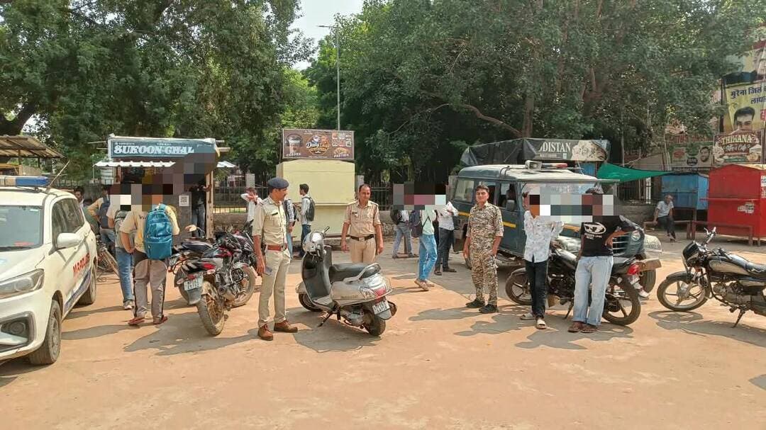 जीवाजी गंज में कोचिंग सेंटरों के आसपास पुलिस का विशेष चेकिंग अभियान
मुरैना के जीवाजी गंज स्थित कोचिंग संस्थानों के आसपास सुरक्षित वातावरण और सुगम यातायात व्यवस्था के लिए यातायात पुलिस का विशेष अभियान जारी है। 20 सितंबर से शुरू अभियान में तीन दिनों में 50 से अधिक वाहनों पर चालानी कार्रवाई की गई और करीब 40 हजार रुपये जुर्माना वसूला गया। बिना लाइसेंस, बिना नंबर प्लेट, तीन सवारी और बिना हेलमेट वाहन चलाने वालों पर कार्रवाई की गई। पुलिस ने कहा कि विद्यार्थियों की सुरक्षा को देखते हुए चेकिंग और निगरानी आगे भी जारी रहेगी।