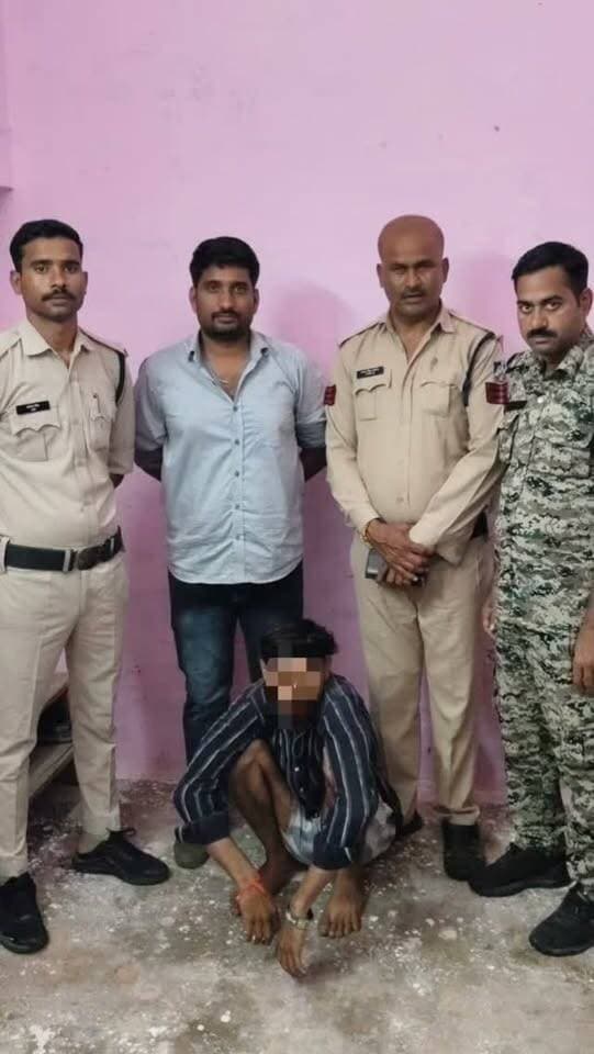 रिठौरा पुलिस ने ₹5 हजार के इनामी आरोपी को किया गिरफ्तार
मुरैना में अपराधियों की धरपकड़ अभियान के तहत रिठौरा पुलिस ने चोरी-नकबजनी के मामले में फरार चल रहे ₹5 हजार के इनामी आरोपी संदीप गुर्जर को पडावली चौराहे से गिरफ्तार किया। आरोपी थाना बामौर के चोरी-नकबजनी के प्रकरण में लंबे समय से फरार था। पुलिस ने आरोपी को न्यायालय में पेश किया, जहां से उसे जेल भेज दिया गया।