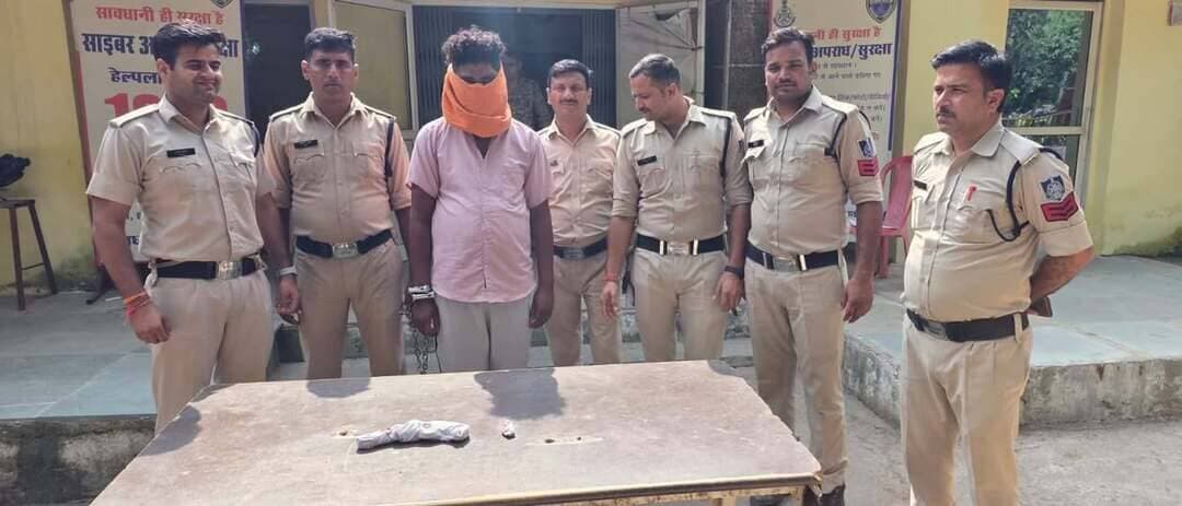 मुरैना बानमोर थाना पुलिस ने आरोपी को गिरफ्तार कर ,उसके कब्जे से अवैध देसी कट्टा व एक जिंदा राउंड किया बरामद।