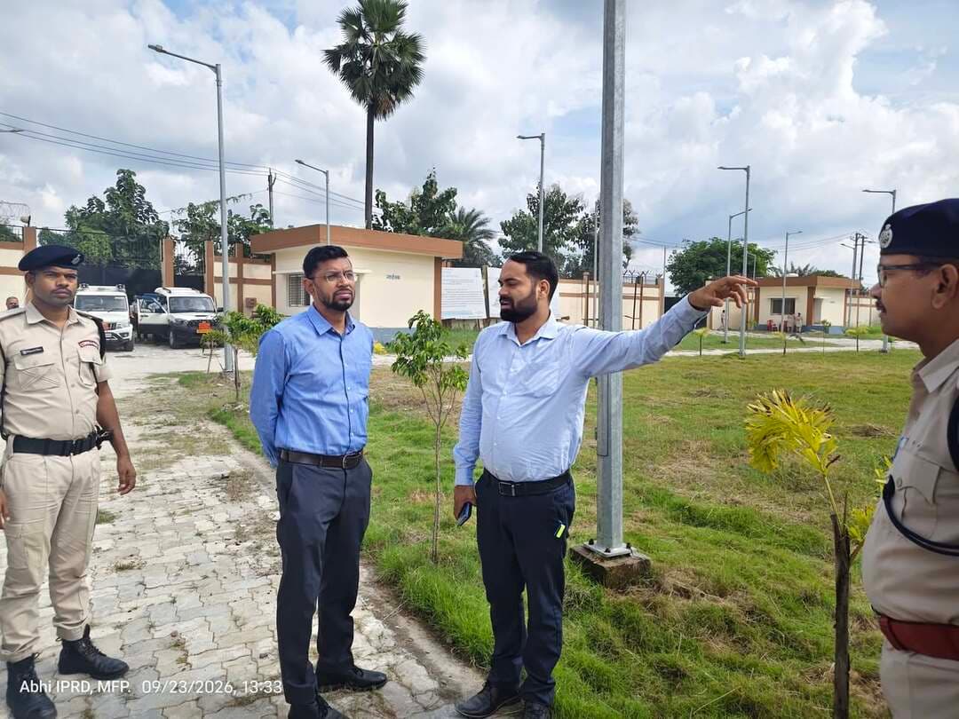 *जिलाधिकारी की अध्यक्षता में जिला निरीक्षण समिति ने बाल देख-रेख संस्थाओं का किया निरीक्षण*
जिलाधिकारी, मुजफ्फरपुर श्री कुमार गौरव की अध्यक्षता में जिला निरीक्षण समिति द्वारा जिले में संचालित विभिन्न बाल देख-रेख संस्थाओं का निरीक्षण किया गया। निरीक्षण के दौरान बालकों एवं बालिकाओं को उपलब्ध कराई जा रही आवासन, भोजन, शिक्षा, स्वास्थ्य, सुरक्षा, देख-रेख तथा पुनर्वास संबंधी व्यवस्थाओं का जायजा लिया गया।
निरीक्षण के क्रम में VAG बाल गृह, नरौली के भवन निर्माण से संबंधित लंबित कार्यों की समीक्षा की गई। जिलाधिकारी ने लंबित कार्यों को यथाशीघ्र पूर्ण कराने हेतु AGM, भवन निर्माण निगम लिमिटेड को आवश्यक निर्देश दिया।
बाल गृह, नरौली-मुशहरी में 71 बालकों का आवासन
मिशन वात्सल्य योजना के अंतर्गत देख-रेख एवं संरक्षण की आवश्यकता वाले बालकों की समुचित देख-रेख तथा उनके पारिवारिक पुनर्वास के उद्देश्य से जिला बाल संरक्षण इकाई के माध्यम से नरौली, मुशहरी स्थित बाल गृह का संचालन किया जा रहा है।
वर्तमान में बाल गृह की इकाई-1 में 53 तथा इकाई-2 में 18, कुल 71 बालकों का आवासन कराया जा रहा है। इन बालकों की दैनिक देख-रेख के लिए कुल 23 कर्मी कार्यरत हैं। गृह में बालकों के लिए नियमित रूप से शिक्षण सत्र का आयोजन किया जाता है। निर्धारित भोजन तालिका के अनुसार बालकों को पौष्टिक भोजन उपलब्ध कराया जाता है।
बाल गृह के माध्यम से बालकों के परिवार का पता लगाने का प्रयास किया जाता है तथा पात्र एवं उपयुक्त मामलों में आवश्यक प्रक्रिया पूरी करते हुए उन्हें उनके परिवार में पुनर्वासित किया जाता है।
विशिष्ट दत्तक ग्रहण संस्थान, खबड़ा में 14 बच्चों का आवासन
मिशन वात्सल्य योजना के अंतर्गत देख-रेख एवं संरक्षण की आवश्यकता वाले बालकों एवं बालिकाओं की समुचित देख-रेख, पारिवारिक पुनर्वास तथा कानूनी दत्तक ग्रहण की प्रक्रिया के लिए जिला बाल संरक्षण इकाई के माध्यम से खबड़ा स्थित विशिष्ट दत्तक ग्रहण संस्थान का संचालन किया जा रहा है।
वर्तमान में इस संस्थान में 14 बच्चों का आवासन कराया जा रहा है। बच्चों की दैनिक देख-रेख के लिए कुल 11 कर्मी कार्यरत हैं। संस्थान में बच्चों के लिए नियमित शिक्षण सत्र आयोजित किए जाते हैं तथा निर्धारित भोजन तालिका के अनुसार भोजन उपलब्ध कराया जाता है।
संस्थान द्वारा बच्चों के परिवार का पता लगाने एवं उन्हें परिवार में पुनर्वासित करने के लिए आवश्यक कार्रवाई की जाती है। जिन बच्चों का पारिवारिक पुनर्वास संभव नहीं हो पाता है, उन्हें निर्धारित कानूनी प्रक्रिया के तहत दत्तक ग्रहण के लिए उपलब्ध कराया जाता है।
पर्यवेक्षण गृह में 75 बालकों का आवासन
मिशन वात्सल्य योजना के अंतर्गत विधि के उल्लंघन के आरोपित बालकों के सुधारात्मक उपायों एवं उन्हें समाज की मुख्यधारा से जोड़ने के उद्देश्य से जिले में जिला बाल संरक्षण इकाई के माध्यम से पर्यवेक्षण गृह का संचालन किया जा रहा है।
वर्तमान में पर्यवेक्षण गृह में मुजफ्फरपुर के 40, सीतामढ़ी के 28 तथा शिवहर के 07, कुल 75 बालकों का आवासन कराया जा रहा है। इन बालकों की दैनिक देख-रेख के लिए कुल 15 कर्मी कार्यरत हैं। इसके अतिरिक्त शिक्षा विभाग द्वारा उपलब्ध कराए गए 04 शिक्षकों के माध्यम से नियमित शिक्षण सत्र का आयोजन किया जाता है।
पर्यवेक्षण गृह में बालकों को निर्धारित भोजन तालिका के अनुसार भोजन उपलब्ध कराया जाता है। साथ ही, उनके लिए विभिन्न सुधारात्मक एवं पुनर्वासात्मक गतिविधियों का संचालन किया जाता है, ताकि उनमें सकारात्मक बदलाव लाते हुए उन्हें समाज की मुख्यधारा से जोड़ने के लिए प्रोत्साहित किया जा सके।
जिलाधिकारी ने निरीक्षण के दौरान संबंधित पदाधिकारियों एवं कर्मियों को बाल देख-रेख संस्थाओं में आवासित बच्चों की सुरक्षा, शिक्षा, स्वास्थ्य, पोषण, स्वच्छता एवं समुचित देख-रेख को सर्वोच्च प्राथमिकता देने का निर्देश दिया। उन्होंने कहा कि बच्चों के अधिकारों एवं हितों की रक्षा सुनिश्चित करते हुए उनके बेहतर भविष्य एवं पुनर्वास के लिए सभी आवश्यक कदम उठाए जाएं।
#CMSamrat
#samratchoudhary
CMO Bihar
Information & Public Relations Department, Government of Bihar
Home Department, Govt. of Bihar