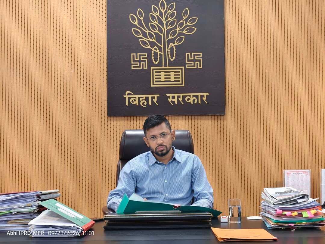 *जिले में पथ निर्माण विभाग की सड़कों एवं निर्माणाधीन परियोजनाओं की जिलाधिकारी ने की विस्तृत समीक्षा गुणवत्ता के साथ निर्धारित समय-सीमा में पूर्ण हों सभी निर्माण कार्य : जिलाधिकारी*
जिलाधिकारी, मुजफ्फरपुर श्री कुमार गौरव की अध्यक्षता में जिले में पथ निर्माण विभाग के क्षेत्राधीन सड़कों एवं विभिन्न निर्माणाधीन परियोजनाओं की विस्तृत समीक्षा बैठक आयोजित की गई। बैठक में जिले में पथ निर्माण विभाग द्वारा संधारित सड़कों, निर्माणाधीन योजनाओं, अनुरक्षण कार्यों तथा निविदा की प्रगति की बिंदुवार समीक्षा की गई।
समीक्षा के क्रम में कार्यपालक अभियंता, पथ प्रमंडल, मुजफ्फरपुर श्री गणेश जी द्वारा बताया गया कि मुजफ्फरपुर जिले में पथ निर्माण विभाग के दो प्रमंडल कार्यरत हैं। पथ प्रमंडल-1, मुजफ्फरपुर के अंतर्गत तीन अवर प्रमंडलों के क्षेत्राधीन दो राज्य उच्च पथ सहित कुल 54 पथों का संधारण किया जा रहा है, जिनकी कुल लंबाई लगभग 580 किलोमीटर है। वहीं पथ प्रमंडल-2, मुजफ्फरपुर के अंतर्गत दो अवर प्रमंडलों के क्षेत्राधीन कुल 12 पथों का संधारण किया जा रहा है, जिनकी कुल लंबाई लगभग 140 किलोमीटर है।
बैठक में जिले में पथ निर्माण विभाग के अंतर्गत संचालित महत्वपूर्ण निर्माणाधीन परियोजनाओं की भी समीक्षा की गई। इनमें कांटी–रघईघाट–मीनापुर पथ का चौड़ीकरण एवं मजबूतीकरण, चांदनी चौक से बखरी पथ का चौड़ीकरण एवं मजबूतीकरण, माड़ीपुर पावर हाउस चौक से सकरी पथ का नाला सहित सतह नवीकरण तथा मिठनपुरा चौक से इमली चौक तक नाला सहित चौड़ीकरण एवं मजबूतीकरण का कार्य प्रमुख रूप से शामिल है।
जिलाधिकारी श्री कुमार गौरव ने सभी निर्माणाधीन परियोजनाओं की विस्तृत समीक्षा करते हुए संबंधित अधिकारियों एवं कार्य एजेंसियों को निर्देश दिया कि सभी कार्य निर्धारित मानकों एवं तकनीकी विशिष्टियों के अनुरूप गुणवत्तापूर्ण तरीके से तथा निर्धारित समय-सीमा के भीतर पूर्ण कराना सुनिश्चित करें। उन्होंने निर्माण कार्यों की नियमित निगरानी एवं स्थल निरीक्षण पर भी विशेष बल दिया।
समीक्षा बैठक में उत्तर बिहार पथ अंचल, मुजफ्फरपुर के अधीक्षण अभियंता श्री अंजनी कुमार द्वारा बताया गया कि जिले में राज्य पथ अनुरक्षण नीति के तहत OPRMC-III अंतर्गत सभी पथों को कुल चार पैकेजों—4A, 4B, 4C एवं 5A में विभाजित कर निविदा की कार्रवाई की गई है। निविदा निस्तारण के उपरांत तीन पैकेजों में कार्य एजेंसियों द्वारा कार्य प्रारंभ करने हेतु मोबिलाइजेशन की कार्रवाई की जा चुकी है। वहीं पैकेज 4A में तकनीकी बीड में मात्र एक एजेंसी के सफल होने के कारण एकल निविदा की स्थिति उत्पन्न होने पर इसे पुनर्निविदा (री-टेंडर) किया गया है।
जिलाधिकारी ने अनुरक्षण कार्यों की प्रगति पर संतोष व्यक्त करते हुए निर्देश दिया कि पैकेज 4A की निविदा प्रक्रिया शीघ्र पूर्ण कराते हुए सभी पैकेजों के अंतर्गत अनुरक्षण कार्य अविलंब प्रारंभ कराया जाए, ताकि आगामी त्योहारों से पूर्व जिले के प्रमुख पथों को सुगम, सुरक्षित एवं आवागमन योग्य बनाया जा सके। उन्होंने पथों के अनुरक्षण कार्य में गुणवत्ता से किसी भी प्रकार का समझौता नहीं करने का निर्देश दिया।
बैठक में जिला भू-अर्जन पदाधिकारी, पथ निर्माण विभाग की सहायक अभियंता श्रीमती शालिनी, श्री भूपेंद्र राय, श्री किशन कुमार, श्री राकेश गुप्ता, श्री नरेंद्र सिंह सहित कनीय अभियंता श्री ब्रजेश कुमार एवं श्री अभिषेक कुमार उपस्थित थे।
#CMSamrat
#samratchoudhary
CMO Bihar
Information & Public Relations Department, Government of Bihar