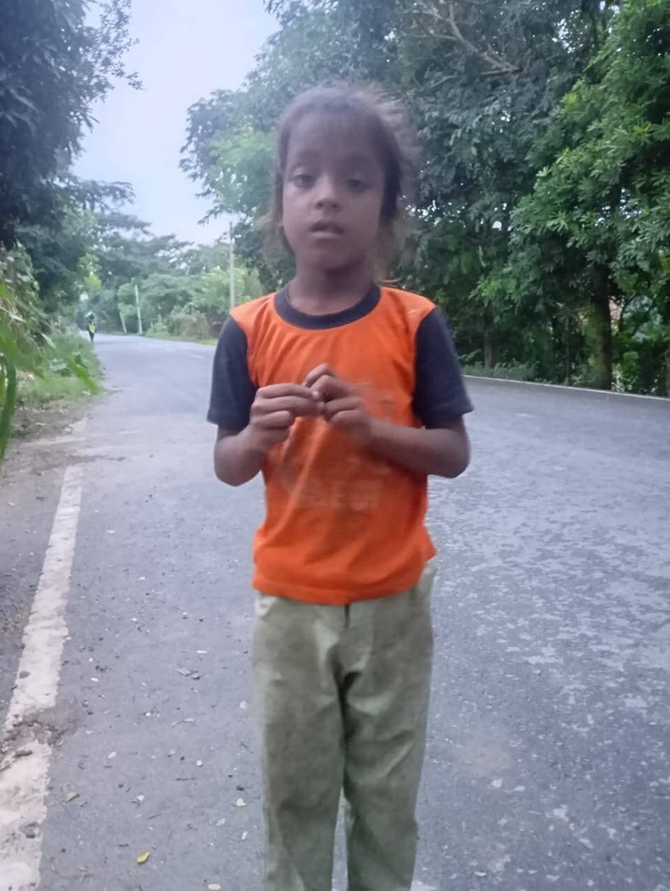 इस बच्चा को अगर कोई पहचानते है तो इनको माता पिता को सुचित करे कि ये बच्चा करीब 3 4 बजे से ही लोहरबनी टोल जगवन में है. और ये बच्चा अपना एड्रेस और माता पिता का नाम नहीं बता पा रहा है .इस लिए इस बच्चा को सभी ग्रुप में शेयर कीजिए कि ये बच्चा अपने माता पिता के पास पहुंच सके .आपका एक शेयर एक बच्चे का माता पिता से मिला सकता है. इसलिए सभी ग्रुप में भेज दीजिए जिन सबका ग्रुप है .वो सब ग्रुप में भेज दीजिए