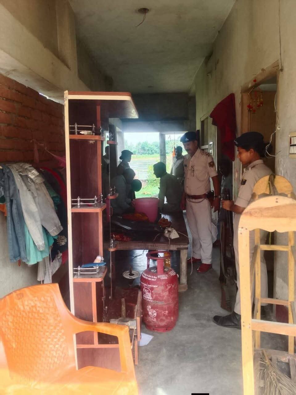 सोनकी थाना कांड संख्या 121/25 के अप्राथमिकी अभियुक्त 01. अजीत सहनी पिता बालेश्वर सहनी 02. अनिल सहनी पिता नेपाली सहनी दोनों ग्राम शहजादपुर थाना सोनकी जिला दरभंगा के घर विधिवत कुर्की जप्ती की कार्रवाई की गई।
सोनकी थाना द्वारा की गई कार्रवाई।
.
.
#BiharPolice #Darbhangapolice #HainTaiyaarHum Information & Public Relations Department, Government of Bihar Home Department, Govt. of Bihar