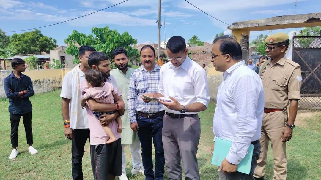 बलरामपुर जिले में डीएम ने विकास खंड हरैया सतघरवा के ग्राम पंचायत सकरी बनकटवा में वीएचएसएनडी सत्र का किया निरीक्षण, बच्चों के टीकाकरण एवं गर्भवती महिलाओं की स्वास्थ्य जांच का लिया जायजा।
#Balrampur #बलरामपुर #DMBalrampur #जिलाधिकारी #हरैयासतघरवा #SakriBankatwa #सकरीबनकटवा #VHSND #वीएचएसएनडी #HealthDepartment #स्वास्थ्यविभाग #टीकाकरण #Vaccination #गर्भवतीमहिला #स्वास्थ्यजांच #मातृस्वास्थ्य #बालस्वास्थ्य #पोषण #ग्रामीणस्वास्थ्य #HealthServices #UPNews #UPNewsBalrampur #BalrampurNews #बलरामपुरन्यूज