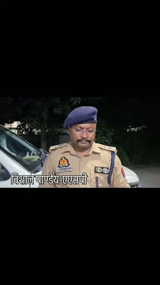 #Balrampur ! डीजे के शोर से मासूम की मौत: डीजे मालिक व ऑपरेटर गिरफ्तार, चौकी इंचार्ज सस्पेंड
#बलरामपुर। डिवाइन पब्लिक स्कूल में म्यूज़िक सिस्टम के अत्यधिक शोर से कक्षा 2 की 7 वर्षीय छात्रा वैष्णवी तिवारी की मृत्यु के मामले में बलरामपुर पुलिस ने कड़ा एक्शन लिया है। पुलिस अधीक्षक श्री मार्तण्ड प्रकाश सिंह के निर्देशन में पुलिस ने त्वरित कार्रवाई करते हुए आरोपी डीजे मालिक चन्द्र प्रकाश वर्मा और ऑपरेटर रामपाल सैनी को गिरफ्तार कर लिया है। घटना में प्रयुक्त पिकअप वाहन (UP-43 BT 5995) और डीजे उपकरण भी जब्त कर लिए गए हैं।
विद्यालय प्रबंधक की तहरीर पर थाना कोतवाली नगर में मु0अ0सं0 221/26 धारा 105, 223 बीएनएस के तहत मामला दर्ज हुआ था। मामले की गंभीरता को देखते हुए पुलिस ने साक्ष्य हेतु सीसीटीवी फुटेज संरक्षित करा लिए हैं।
पुलिस प्रशासन पर भी गिरी गाज
लापरवाही बरतने पर मेवालाल पुलिस चौकी के इंचार्ज शैलेन्द्र कुमार यादव को तत्काल प्रभाव से निलंबित कर दिया गया है, ज