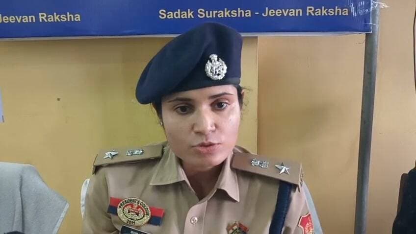 আসন্ন শারদ উৎসবকে সামনে রেখে মহারাজগঞ্জ বাজার ব্যবসায়ীদের নিয়ে ট্রাফিক দপ্তরের উদ্যোগে এক গুরুত্বপূর্ণ বৈঠকের আয়োজন করা হয়। মূলত মহারাজগঞ্জ বাজারে প্রায় সময় দেখা যায় ছোট-বড় মাঝারি গাড়ি সহ বিভিন্ন যানবাহন জ্যামে আটকে থাকে। পাশাপাশি ট্রাফিক বিধি লংঘন করা হয়। এই সমস্ত বিষয়গুলো নিয়ে বৈঠকের আয়োজন বলে জানান ট্রাফিক এসপি কান্তা জাহাঙ্গীর।