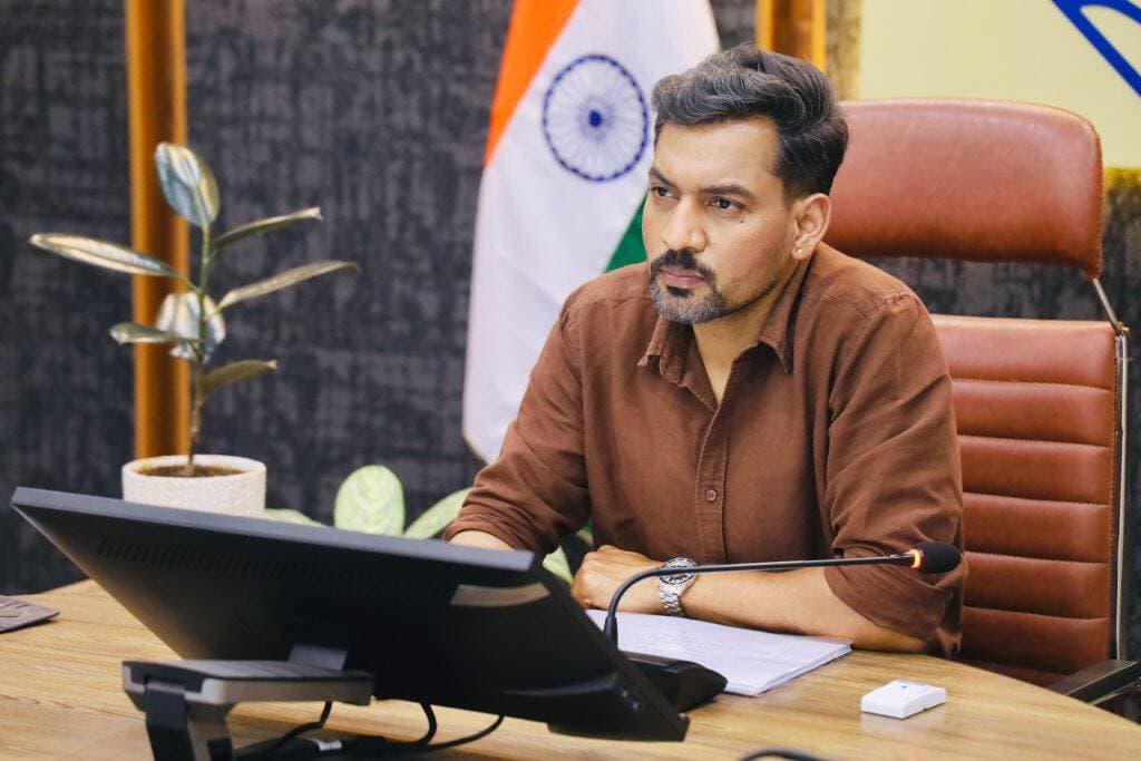 बेटियों की शादी में सहारा बना अनुदान, 89 लाभार्थियों को ₹44.50 लाख.......
देहरादून। समाज कल्याण विभाग की शादी अनुदान योजना के तहत वित्तीय वर्ष 2026-27 में जनपद देहरादून के 89 पात्र लाभार्थियों को आर्थिक सहायता प्रदान की गई है। जिलाधिकारी डॉ. आशीष चौहान के अनुमोदन के बाद लाभार्थियों के बैंक खातों में सीधे कुल ₹44.50 लाख की अनुदान राशि हस्तांतरित की गई।
योजना के तहत अनुसूचित जाति श्रेणी के 83 लाभार्थियों को ₹50,000 प्रति लाभार्थी की दर से कुल ₹41.50 लाख की सहायता दी गई। वहीं, विधवा पुत्री शादी अनुदान योजना के अंतर्गत 6 लाभार्थियों को ₹50,000 प्रति लाभार्थी के हिसाब से कुल ₹3 लाख की आर्थिक सहायता प्रदान की गई। इस तरह कुल 89 लाभार्थियों को ₹44.50 लाख का अनुदान मिला।
समाज कल्याण विभाग के अनुसार शादी अनुदान योजना का संचालन सामाजिक सुरक्षा शादी अनुदान पोर्टल ssp.uk.gov.in के माध्यम से किया जा रहा है। पोर्टल पर प्राप्त आवेदनों का निर्धारित पात्रता और आवश्यक अभिलेखों के आधार पर परीक्षण एवं सत्यापन किया जाता है। पात्र पाए जाने वाले लाभार्थियों के आवेदन को अनुमोदन के बाद अनुदान राशि सीधे उनके बैंक खातों में भेजी जाती है।
योजना के तहत अनुसूचित जाति/जनजाति के व्यक्तियों की पुत्रियां तथा सामान्य वर्ग की ऐसी विधवा महिलाओं की पुत्रियां भी पात्र हैं, जिन्हें प्रोबेशन कार्यालय द्वारा विधवा पेंशन स्वीकृत है। पात्र लाभार्थी को ₹50,000 की अनुदान राशि दी जाती है। एक परिवार में अधिकतम दो पुत्रियों के विवाह के लिए योजना का लाभ अनुमन्य है।
शादी अनुदान योजना का लाभ लेने के लिए आवेदक का उत्तराखंड का स्थायी निवासी होना आवश्यक है। आवेदक बीपीएल श्रेणी या अंत्योदय कार्ड धारक होना चाहिए अथवा उसकी मासिक आय ₹4,000 तक होनी चाहिए। विवाह के समय कन्या की आयु 18 वर्ष और वर की आयु 21 वर्ष पूर्ण होना अनिवार्य है। इसके साथ ही विवाह का पंजीकरण कराया जाना भी जरूरी है।
आवेदक को शपथ पत्र के माध्यम से यह भी बताना होता है कि परिवार ने इससे पहले इस योजना के अंतर्गत एक से अधिक पुत्री के विवाह के लिए अनुदान का लाभ प्राप्त नहीं किया है। योजना के तहत प्रत्येक वर्ष 1 मार्च से अगले वर्ष 28/29 फरवरी तक की अवधि में संपन्न होने वाले विवाहों से संबंधित पात्र आवेदन स्वीकार किए जाते हैं।
जिला प्रशासन और समाज कल्याण विभाग ने पात्र लाभार्थियों से अपील की है कि वे योजना का लाभ लेने के लिए निर्धारित पात्रता और आवश्यक अभिलेखों के साथ सामाजिक सुरक्षा शादी अनुदान पोर्टल ssp.uk.gov.in पर आवेदन करें। आवेदनों का नियमानुसार परीक्षण एवं सत्यापन के बाद पात्र मामलों में अनुमोदन की कार्रवाई की जाती है।
<nis:link nis:type=tag nis:id=dehradun nis:value=Dehradun nis:enabled=true nis:link/> <nis:link nis:type=tag nis:id=uttarakhandnews nis:value=UttarakhandNews nis:enabled=true nis:link/> <nis:link nis:type=tag nis:id=shadianudanyojana nis:value=ShadiAnudanYojana nis:enabled=true nis:link/> <nis:link nis:type=tag nis:id=marriagegrant nis:value=MarriageGrant nis:enabled=true nis:link/> <nis:link nis:type=tag nis:id=socialwelfaredepartment nis:value=SocialWelfareDepartment nis:enabled=true nis:link/> <nis:link nis:type=tag nis:id=uttarakhandgovernment nis:value=UttarakhandGovernment nis:enabled=true nis:link/> <nis:link nis:type=tag nis:id=dehradunnews nis:value=DehradunNews nis:enabled=true nis:link/> <nis:link nis:type=tag nis:id=governmentscheme nis:value=GovernmentScheme nis:enabled=true nis:link/> <nis:link nis:type=tag nis:id=widowpension nis:value=WidowPension nis:enabled=true nis:link/> <nis:link nis:type=tag nis:id=uttarakhandnewsupdate nis:value=UttarakhandNewsUpdate nis:enabled=true nis:link/>