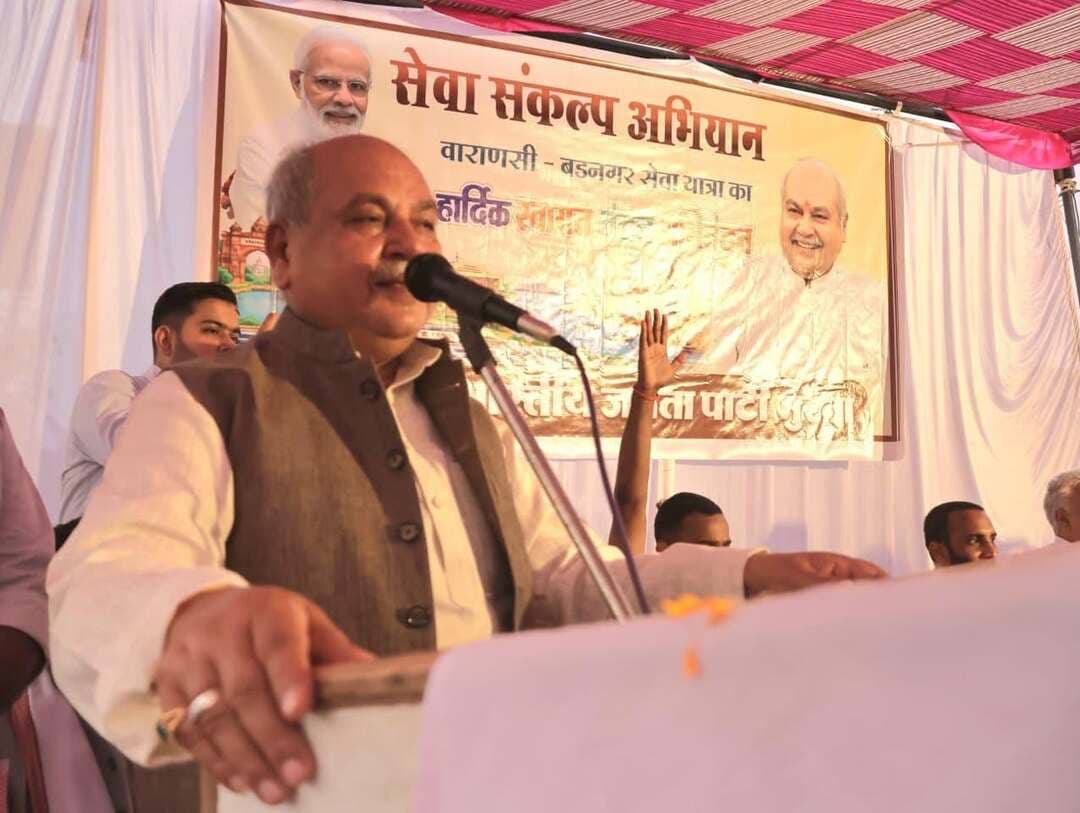 सेवा संकल्प यात्रा का मनोरथ सफल हो, भारत विश्वगुरु के रूप में स्थापित हो - विधानसभा अध्यक्ष श्री तोमर
सेवा, स्वच्छता, पर्यावरण संरक्षण और जनसहभागिता का संदेश लेकर वाराणसी से बड़नगर जा रही यात्रा का मुरैना में जगह-जगह आत्मीय स्वागत
सेवा, स्वच्छता, पर्यावरण संरक्षण और जनसहभागिता का संदेश लेकर वाराणसी से बड़नगर के लिए निकली सेवा संकल्प यात्रा के मुरैना जिले में प्रवेश पर बुधवार को बानमौर से मुरैना तक विभिन्न स्थानों पर पुष्पवर्षा एवं फूल मालाओं से आत्मीय स्वागत किया गया। विधानसभा अध्यक्ष श्री नरेन्द्र सिंह तोमर ने बानमौर में यात्रा की अगवानी की। यात्रा में शामिल सेवा यात्रियों के स्वागत के लिए जनप्रतिनिधियों, अधिकारियों, ग्रामीणों एवं स्थानीय नागरिकों ने उत्साहपूर्वक सहभागिता की।
विधानसभा अध्यक्ष श्री नरेन्द्र सिंह तोमर ने कहा कि प्रधानमंत्री श्री नरेन्द्र मोदी के नेतृत्व में देश निरंतर प्रगति के पथ पर अग्रसर है। प्रधानमंत्री ने देश की सेवा में 25 वर्ष पूर्ण किए हैं। उनके नेतृत्व में भारत विकसित राष्ट्र बनने की दिशा में आगे बढ़ रहा है। उन्होंने कहा कि सेवा संकल्प यात्रा का मनोरथ सफल हो और भारत विश्वगुरु के रूप में स्थापित हो, यही हमारी शुभकामना है। प्रधानमंत्री श्री नरेन्द्र मोदी के जन्मदिवस को सेवा संकल्प के रूप में एक माह तक मनाया जा रहा है। इस दौरान पौधरोपण, रक्तदान, नेत्रदान सहित विभिन्न सेवा गतिविधियों के माध्यम से समाज में सेवाभाव, भाईचारे और एकजुटता की भावना को सुदृढ़ करने का प्रयास किया जा रहा है।
विधानसभा अध्यक्ष श्री तोमर ने पश्चिम बंगाल एवं उत्तर प्रदेश से यात्रा में शामिल होकर आए सेवा यात्रियों का मुरैना की धरती पर स्वागत करते हुए उनके यात्रा-संकल्प की सफलता के लिए शुभकामनाएं दीं।
सेवा संकल्प अभियान के अंतर्गत आयोजित यह यात्रा जनसेवा एवं राष्ट्रसेवा के 25 वर्षों के सेवा कार्यों तथा जनकल्याणकारी योजनाओं की जानकारी जन-जन तक पहुंचाने के साथ ही स्वच्छता, पर्यावरण संरक्षण और जनसहभागिता का संदेश दे रही है। यात्रा के दौरान विभिन्न स्थानों पर स्वच्छता एवं पौधरोपण कार्यक्रम आयोजित किए जा रहे हैं। साथ ही विकसित भारत और विकास के विभिन्न आयामों को चित्रों के माध्यम से अभिव्यक्त करने वाले विद्यार्थियों को उत्कृष्टता प्रमाण-पत्र प्रदान किए गए।
मुरैना जिले में यात्रा के प्रवेश के अवसर पर नूरावाद मार्ग पर वृहद स्वच्छता अभियान आयोजित किया गया। निरावली, बानमौर, नूरावाद, टेकरी, जडेरूआ, छौंदा सहित विभिन्न स्थानों पर बाइक सवारों के समूह के साथ पहुंची यात्रा का नागरिकों ने पुष्पवर्षा एवं फूल मालाओं से आत्मीय स्वागत किया। ग्रामीणों एवं स्थानीय नागरिकों ने उत्साहपूर्वक सहभागिता कर सेवा, स्वच्छता और राष्ट्रहित के संदेश को आगे बढ़ाने का संकल्प व्यक्त किया।
नूरावाद स्थित पंचायत भवन परिसर में सेवा यात्रियों द्वारा वृहद पौधरोपण किया गया। इस अवसर पर नागरिकों को स्वच्छता एवं पर्यावरण संरक्षण के प्रति जागरूक करते हुए स्वच्छता एवं पर्यावरण संरक्षण की शपथ दिलाई गई। नागरिकों से अपने आसपास स्वच्छता बनाए रखने तथा अधिक से अधिक पौधे लगाने का आह्वान किया गया।
यात्रा का नेतृत्व श्री राघवेन्द्र सिंह एवं श्री सुधाशु सिंह कर रहे हैं। यात्रा में पश्चिम बंगाल से 23, पश्चिमी उत्तर प्रदेश से 17 तथा वाराणसी (काशी) से 12 सेवा यात्री शामिल हैं। कुल 26 बाइकों पर 54 सेवा यात्री यात्रा कर रहे हैं। मुरैना में यात्रा के पहुंचने पर सांसद श्री शिवमंगल सिंह तोमर,मुख्य कार्यपालन अधिकारी जिला पंचायत श्री कमलेश कुमार भार्गव, जिला अध्यक्ष श्री कमलेश कुशवाह, पूर्व मंत्री श्री गिर्राज डंडोतिया, श्री मुंशीलाल, पूर्व विधायक श्री राकेश मावई, सहित संबंधित विभागों के अधिकारी, जनप्रतिनिधि एवं बड़ी संख्या में ग्रामीणजन उपस्थित रहे।
सांसद श्री शिवमंगल सिंह तोमर ने कहा कि प्रधानमंत्री श्री नरेन्द्र मोदी के जन्मदिवस को देशभर में सेवाभाव एवं विभिन्न रचनात्मक गतिविधियों के माध्यम से मनाया जा रहा है। इसी क्रम में वाराणसी से बड़नगर तक सेवा संकल्प यात्रा निकाली जा रही है। उन्होंने बताया कि यह यात्रा 24 एवं 25 सितम्बर को मुरैना जिले के विभिन्न स्थानों का भ्रमण करेगी।
यात्रा के नेतृत्वकर्ता श्री राघवेन्द्र सिंह ने बताया कि सेवा संकल्प यात्रा प्रधानमंत्री श्री नरेन्द्र मोदी की कर्मभूमि वाराणसी से प्रारंभ होकर उनकी जन्मभूमि बड़नगर तक जाएगी। यात्रा के दौरान लगभग 2 हजार किलोमीटर की दूरी तय की जाएगी, जिसमें से लगभग 800 किलोमीटर की यात्रा अब तक पूरी हो चुकी है। उन्होंने बताया कि पश्चिम बंगाल, काशी क्षेत्र एवं पश्चिमी उत्तर प्रदेश के 54 सेवा यात्री 26 बाइकों के साथ यात्रा में शामिल हैं। मध्यप्रदेश में प्रवेश के बाद विभिन्न स्थानों पर मिले आत्मीय स्वागत के लिए उन्होंने प्रदेशवासियों के प्रति आभार व्यक्त किया।
#SewaSankalpAbhiyan #JansamparkMP #morena2026 #Morena #MadhyaPradesh Jansampark Madhya Pradesh