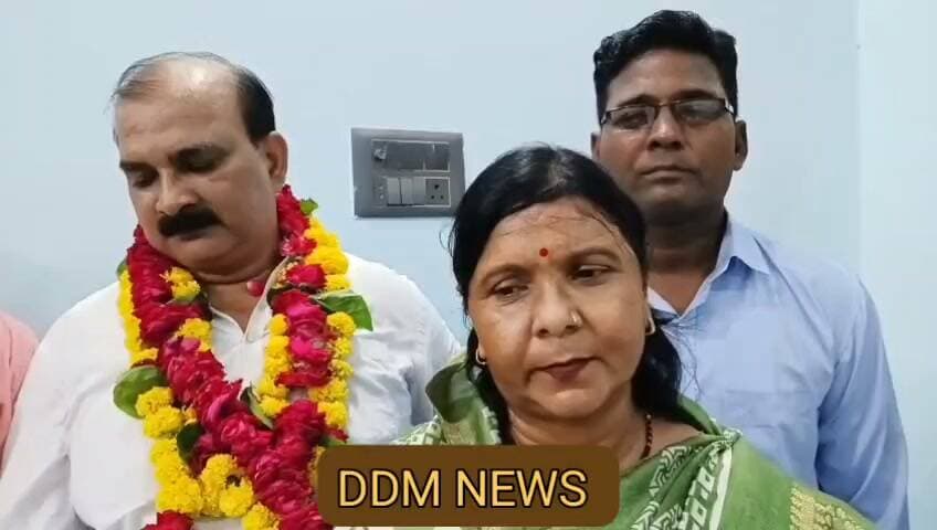 फिरोजाबाद। जाटव महासभा में बड़ा धमाका: सैलई के लाल टीटू प्रधान को मिली आगरा मंडल की कमान, स्वागत में बिछ गईं फूलमालाएं
फिरोजाबाद। जाटव महासभा के संगठन में बुधवार को उस वक्त जोश और उत्साह का माहौल छा गया, जब बैठक में सैलई निवासी युवा, होनहार और संघर्षशील नेता टीटू प्रधान के नाम पर मंडल अध्यक्ष आगरा की मुहर लग गई। जैसे ही नाम का ऐलान हुआ, पूरा हॉल तालियों और बाबा साहब अमर रहें के नारों से गूंज उठा।
बता दें कि टीटू प्रधान समाज के हक की लड़ाई में हमेशा सबसे आगे खड़े नजर आते हैं। अब जाटव महासभा की कमान मिलने के बाद उनके समर्थकों में जबरदस्त उत्साह देखने को मिल रहा है।
बैठक में मुख्य अतिथि के तौर पर प्रदेश महासचिव श्रीमती के.के. गांधी और सुशील विराज विशेष रूप से मौजूद रहे। प्रदेश अध्यक्ष के आदेश पर महानगर अध्यक्ष बंटी की अध्यक्षता में हुई इस बैठक में सर्वसम्मति से फैसला लिया गया। मौके पर समस्त कार्यकारिणी के दिग्गज पदाधिकारी मौजूद रहे।
कार्यक्रम की शुरुआत बेहद भावुक माहौल में हुई। सबसे पहले बाबा साहब डॉ. भीमराव अंबेडकर की प्रतिमा पर फूल अर्पित कर उन्हें नमन किया गया। इसके बाद बाबा साहब का मिशन अधूरा, हम सब मिलकर करेंगे पूरा के नारों से पूरा परिसर गूंज उठा। फिर पदाधिकारियों ने नवनियुक्त मंडल अध्यक्ष टीटू प्रधान का फूलमालाओं से लादकर भव्य स्वागत किया।
मीडिया से बातचीत में टीटू प्रधान ने दमदार अंदाज में कहा कि वे जाटव महासभा को नई बुलंदियों तक पहुंचाएंगे। समाज पर हो रहे हर अत्याचार और जुल्म के खिलाफ वे सीना तानकर खड़े होंगे और किसी भी कीमत पर समाज का हक छिनने नहीं देंगे। उनके इस ऐलान पर कार्यकर्ताओं ने जोरदार तालियां बजाकर समर्थन जताया।
इस ऐतिहासिक मौके पर हरिशंकर वकील साहब, अरुण प्रकाश, मुरारी लाल, धर्मवीर भारती, किशन सिंह सुमन सहित सैकड़ों कार्यकर्ता और पदाधिकारी मौजूद रहे। सभी ने एक स्वर में नए मंडल अध्यक्ष को बधाई दी और संगठन को मजबूत करने का संकल्प लिया।
रिपोर्ट - कश्मीर सिंह, जर्नलिस्ट, फिरोजाबाद
वीडियो को LIKE ❤️ करें, ज्यादा से ज्यादा SHARE 📲 करें, पेज को FOLLOW करना ना भूलें 🙏👇 @KashmirSinghJournalist
#JatavMahasabha #TituPradhan #AgraMandal #FirozabadNews #Photos
#facebookpost
#photooffthaday
