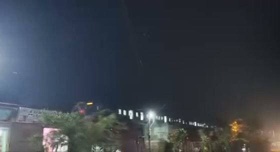 🚆 शाम को ग्वालियर जाने वाली मेमू ट्रेन में सन्नाटा! खाली जा रही ट्रेन, फिर भी समय बदलने को तैयार नहीं रेलवे 🚇
वीरपुर, सबलगढ़ से ग्वालियर की ओर रवाना होने वाली मेमू ट्रेन को लेकर अब यात्रियों और आमजन के बीच सवाल उठने लगे हैं। स्थानीय लोगों का कहना है कि ट्रेन अधिकांश दिनों में लगभग पूरी तरह खाली रवाना होती दिखाई देती है
इसके बावजूद इसके समय में बदलाव को लेकर अब तक कोई ठोस पहल नजर नहीं आ रही है।
आमजन का कहना है कि यदि ट्रेन का समय ऐसा निर्धारित किया जाए, जो यात्रियों की जरूरत और क्षेत्र की वास्तविक आवाजाही के अनुरूप हो, तो इसका बेहतर उपयोग हो सकता है और अधिक संख्या में लोग रेल सेवा का लाभ उठा सकते हैं
❓ सवाल यह है—
जब ट्रेन में अपेक्षित यात्री नहीं मिल रहे हैं, तो रेलवे द्वारा यात्री सुविधाओं और स्थानीय मांग को ध्यान में रखते हुए समय की समीक्षा क्यों नहीं की जा रही?
स्थानीय लोगों का आरोप है कि समय परिवर्तन को लेकर रेलवे अधिकारियों और जिम्मेदारों की उदासीनता का खामियाजा रेलवे के साथ-साथ आम यात्रियों को भी भुगतना पड़ रहा है।
यदि ट्रेन का समय स्थानीय यात्रियों की सुविधा के अनुसार किया जाए, तो यात्री संख्या बढ़ने के साथ रेलवे के संसाधनों का भी बेहतर उपयोग हो सकता है।
📢 यात्रियों के जनहित में आवश्यक बदलाव पर विचार करें।
आपकी राय क्या है? क्या ग्वालियर जाने वाली इस मेमू ट्रेन के समय में बदलाव होना चाहिए? कमेंट में बताएं। #श्योपुर #sheopur #चंबलटीवी #JansamparkMP #LiveNews #livenewshindi #newseason #MadhyaPradesh #vijaypur #breakingnews #Beerpur #HindiNews #chambaltv #newsupdate #समाचार #newsfeed #news #खबर #मुरैना #Chambalnews