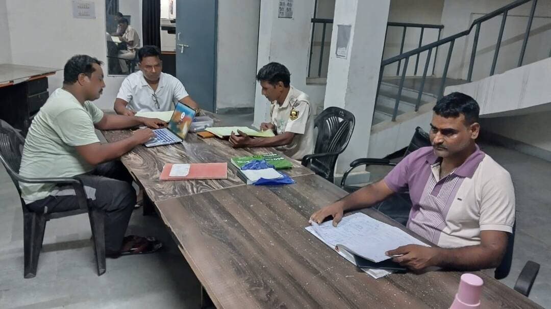 रात्रि में थानों में विशेष केस डायरी लेखन सत्र, अनुसंधान की गुणवत्ता सुधारने पर जोर
जहानाबाद : पुलिस अधीक्षक के निर्देश पर बुधवार की रात जिले के सभी थाना परिसरों में विशेष कांड दैनिकी (केस डायरी) लेखन सत्र आयोजित किया गया। थानाध्यक्षों के नेतृत्व में आयोजित सत्र में अनुसंधानकर्ताओं ने लंबित कांडों की केस डायरी को अद्यतन किया और अनुसंधान से जुड़ी प्रगति की समीक्षा की।
इस दौरान अनुसंधानकर्ताओं को केस डायरी लेखन में आवश्यक तथ्यों, साक्ष्यों और अनुसंधान की प्रगति को व्यवस्थित रूप से दर्ज करने पर जोर दिया गया। साथ ही केस डायरी लेखन में आ रही व्यावहारिक कठिनाइयों का मौके पर ही समाधान किया गया।
पुलिस अधिकारियों ने लंबित कांडों के त्वरित निष्पादन के लिए अनुसंधान की गति बढ़ाने तथा प्रत्येक मामले में निर्धारित प्रक्रिया का पालन सुनिश्चित करने के निर्देश दिए। पुलिस के अनुसार, इस तरह के विशेष सत्र से अनुसंधान की गुणवत्ता में सुधार के साथ लंबित मामलों के निष्पादन में तेजी लाने में मदद मिलेगी।