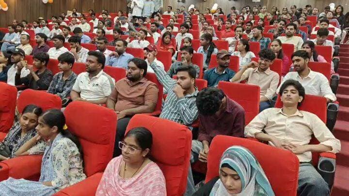 #अलीगढ़ के कल्याण सिंह हैबिटेट सेंटर में मुख्यमंत्री अभ्युदय योजना के अंतर्गत विशेष कार्यक्रम का आयोजन किया गया। कार्यक्रम का आयोजन डॉक्टर बी.आर. अंबेडकर आईएएस-पीसीएस पूर्व परीक्षा प्रशिक्षण केंद्र, मुकंदपुर के तत्वावधान में किया गया।कार्यक्रम का उद्देश्य मुकंदपुर आईएएस-पीसीएस कोचिंग सेंटर के छात्र-छात्राओं को जिला प्रशासन और फिजिक्स वाला के सहयोग से विभिन्न प्रतियोगी परीक्षाओं की निशुल्क तैयारी का अवसर उपलब्ध कराना रहा। इसके तहत UPSC, UPPCS, SSC, JEE और NEET जैसी परीक्षाओं के लिए निशुल्क कोर्स उपलब्ध कराने की पहल की गई।कार्यक्रम का उद्घाटन अलीगढ़ के प्रभारी मंत्री एवं उत्तर प्रदेश के गन्ना एवं चीनी मिल मंत्री चौधरी लक्ष्मी नारायण ने किया। इस दौरान जिले के प्रभारी मंत्री, सांसद, जिला पंचायत अध्यक्ष, विधायक, जिलाधिकारी, एसएसपी सहित बड़ी संख्या में मेधावी छात्र-छात्राएं मौजूद रहे।मुख्यमंत्री अभ्युदय योजना के अंतर्गत संचालित सेंटर से छात्रों को योजना के तहत 25 लाख रुपये की सहायता/लाभ मिलने की जानकारी दी गई। साथ ही छात्र-छात्राओं के लिए टेस्ट की सुविधा भी उपलब्ध कराई जाएगी। इन टेस्ट के माध्यम से विद्यार्थी अपनी तैयारी का आकलन कर सकेंगे और यह जान पाएंगे कि प्रतियोगी परीक्षा की तैयारी में उनका स्तर कितना है।कार्यक्रम में बताया गया कि सरकार और फिजिक्स वाला के सहयोग से छात्र-छात्राओं को बेहतर तरीके से प्रतियोगी परीक्षाओं की तैयारी करने का अवसर मिलेगा। आधुनिक शिक्षण सामग्री और टेस्ट के माध्यम से विद्यार्थियों को अपनी तैयारी में सुधार करने में मदद मिलेगी।प्रभारी मंत्री चौधरी लक्ष्मी नारायण ने कहा कि सरकार की कोशिश है कि छात्र-छात्राएं अपने समय का सही उपयोग करें और मेहनत के जरिए देश का भविष्य बनकर तैयार हों।