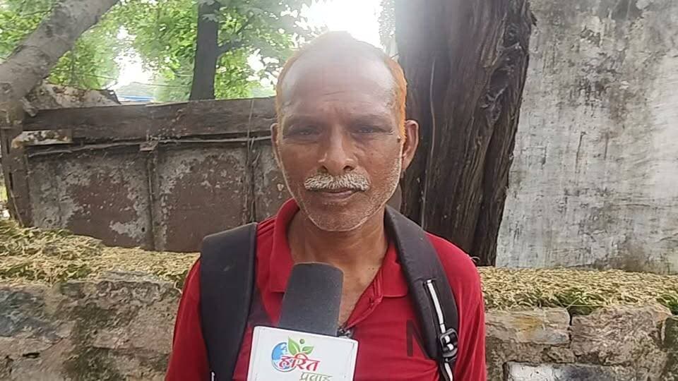 बैकुंठपुर: जमीनी विवाद में परिजनों से मारपीट, पीड़ित ने कलेक्टर व एसपी से लगाई न्याय की गुहार
रीवा के संसारपुर गांव में लंबे समय से चले आ रहे एक जमीनी विवाद ने उग्र रूप ले लिया है। पीड़ित शिवशंकर सोनी ने sp व कलेक्टर से शिकायत करते हुए आरोप लगाया है कि उनके परिजनों के साथ दबंगों ने मारपीट की और अब उनकी जमीन व मुख्य रास्ते पर अवैध निर्माण कर कब्जा करने की कोशिश की जा रही है। मामले में पुलिस FIR दर्ज होने के बावजूद निर्माण कार्य न रुकने पर पीड़ित ने कलेक्ट्रेट और एसपी कार्यालय पहुंचकर न्याय की गुहार लगाई है।
पीड़ित शिवशंकर सोनी निवासी संसारपुर, थाना बैकुंठपुर के अनुसार, 19 अगस्त को जमीनी रंजिश को लेकर रिश्ते के भतीजे आशीष सोनी और कमलेश सोनी ने 4 अन्य बाहरी युवकों को बुलाकर उनके भाई व भाभी पर हमला कर दिया। इस मारपीट में पीड़ितों को गंभीर चोटें आई थीं, जिसकी प्राथमिकी बैकुंठपुर थाने में दर्ज कराई जा चुकी है।
पीड़ित का आरोप है कि आरोपी पक्ष उनकी जमीन के दक्षिणी हिस्से और आवागमन के मुख्य रास्ते पर जबरन कब्जा कर नया भवन निर्माण करवा रहा है।