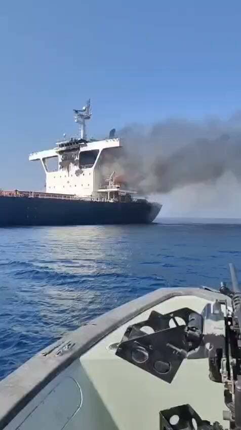ओमान के पास MV Cape Dao जहाज पर हमला
स्ट्रेट ऑफ होर्मुज में भारत आ रहे जहाज को बनाया गया निशाना
हमले में देवरिया के नाविक सूरज यादव की मौत
सूरज यादव जहाज पर Wiper के पद पर थे
ओमानी नौसेना ने 27 क्रू सदस्यों को सुरक्षित निकाला
भारतीय दूतावास ने एक भारतीय की मौत की पुष्टि की
मृतक के परिवार के संपर्क में भारतीय दूतावास
हमले की जिम्मेदारी अभी स्पष्ट नहीं