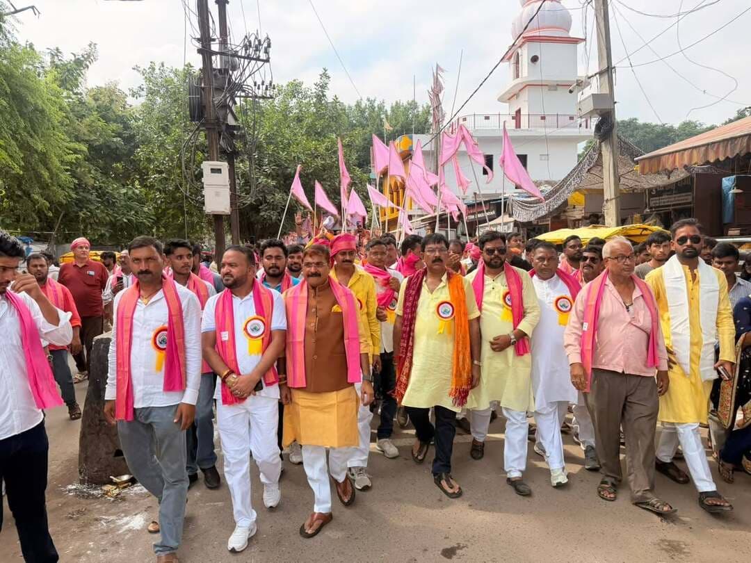 वामन ग्लोबल फाउंडेशन की रथयात्रा में उमड़ा आस्था का सैलाब, भगवान वामन की जीवंत झांकी ने मोहा मन ..
खबर कमेंट बॉक्स में