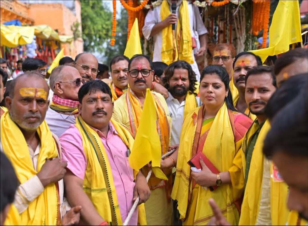रस्सी थामने को उमड़ी भीड़, फूलों से नहाया भगवान वामन का रथ; जयकारों से गूंज उठा बक्सर ..
खबर कमेंट बॉक्स में..