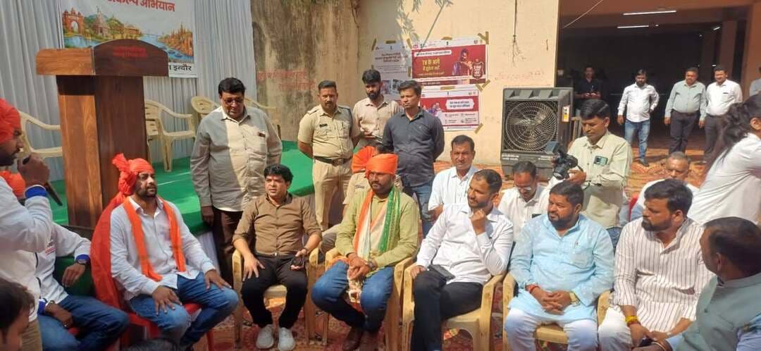 सेवा संकल्प यात्रा का इंदौर जिले में आगमन हुआ। इस यात्रा का इंदौर जिले के गांवों में भव्य स्वागत किया गया ।यात्रियों को मानपुर में रात्रि विश्राम कराया गया।
साथ ही वहां जन संवाद का आयोजन भी किया गया।
#JansamparkMP #indore #इंदौर #SevaSankalpYatra #SevaSankalpAbhiyan
CM Madhya Pradesh
Jansampark Madhya Pradesh