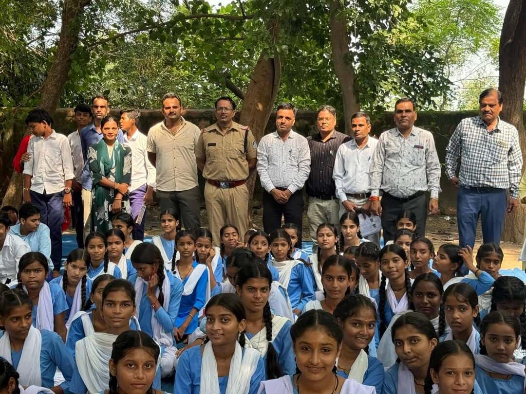उमंग है तो जिंदगी में रंग है
हाईस्कूल एवं हायर सैकडरी विद्यालयो में उमंग दिवस का आयोजन
----
कलेक्टर सुश्री शीला दाहिमा के मार्गदर्शन तथा जिला शिक्षा अधिकारी श्री यश जैन के निर्देशन में श्योपुर जिले के सभी 78 शासकीय हाई स्कूल एवं हायर सेकेंडरी विद्यालयों में उमंग दिवस का आयोजन किया गया। इस दौरान श्री कुशाल सिंह दांगी प्रशिक्षण समन्वयक बीजीएमएस इंदौर एवं जिला कॉर्डिनेटर श्री रोशन लाल गर्ग द्वारा विभिन्न विद्यालयों में आयोजित कार्यक्रमों में पहुंचकर विद्यार्थियों का मार्गदर्शन किया गया।
शासकीय हाई स्कूल रायपुरा में आयोजित कार्यक्रम में मुख्य अतिथि के रूप में थाना प्रभारी अजाक श्री पप्पू सिंह यादव, प्रधान आरक्षक श्री संदीप शर्मा, महिला आरक्षक सुश्री रीता वास्केल, प्रधान आरक्षक श्री राघवेंद्र सिंह जादौन द्वारा बालक बालिकाओं को गुड टच एवं बेड टच, पॉक्सो एक्ट, सोशल मीडिया, ट्रैफिक संचालन , पुलिस व्यवस्था, ऑनलाइन साइबर क्राइम के संबंध में जानकारी दी गई एवं बच्चों को हेल्पलाइन नंबर 1930 बार डायल 112 के संबंध में अवगत कराया गया।
कार्यक्रम के दौरान प्रत्येक विद्यालय में उमंग कॉर्नर बनाया गया जिसे बच्चों ने अपने ड्रीम कैचर, आकांक्षा वृक्ष,तैयार कर सजाया। उमंग एंथम के साथ कार्यक्रम की शुरुआत हुई, उमंग क्विज, ओपन मंच के रूप मैं आयोजित की गई और बच्चों को प्रमाण पत्र एवं उपहार देकर पुरस्कृत किया गया।
विशिष्ट अतिथि के रूप में महिला बाल विकास की सुपरवाइजर श्रीमती अनीता सिंघल उपस्थित रहीं, इन्होंने बच्चों को किशोरावस्था के दौरान उचित पोषण के बारे में जानकारी प्रदान की।
उल्लेखनीय है कि पूरे मध्यप्रदेश के सभी शासकीय हाई स्कूल एवं हायर सेकेंडरी विद्यालयों मैं किशोर-किशोरियों के जीवन में 10 से 19 वर्ष की अवस्था में आने वाले शारीरिक, मानसिक एवं भावनात्मक परिवर्तनों से सामंजस्य बनाने के लिए संयुक्त राष्ट्र जनसंख्या कोष, भारतीय ग्रामीण महिला संघ, स्कूल शिक्षा विभाग एवं स्वास्थ्य विभाग के सहयोग से प्रत्येक वर्ष उमंग हेल्थ एवं वेलनेस कार्यक्रम का संचालन किया जा रहा है। जिसके अंतर्गत प्रत्येक विद्यालय में हेल्थ एवं वेलनेस आरोग्य दूत के रूप मैं शिक्षक एवं शिक्षिका प्रशिक्षित किए गए हैं, जो कि हर मंगलवार को उमंग कार्यक्रम कक्षा 9 से 12 के प्रत्येक सेक्शन में एवं हर शनिवार को उज्जवल बदलाव हमसे कार्यक्रम कक्षा 9 के प्रत्येक सेक्शन में एवं कस्तूरबा गांधी आवासीय विद्यालय में हर रविवार को सशक्त कार्यक्रम के सत्र आयोजित कर रहे हैं।
-
CM Madhya Pradesh
Jansampark Madhya Pradesh
#JansamparkMP
#sheopur