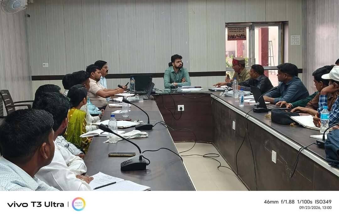 कन्वर्जेन्स के माध्यम से समूहों को लाभ दिलायें-सीईओ
एनआरएलएम की समीक्षा बैठक आयोजित
---+
सीईओ जिला पंचायत एवं अतिरिक्त मिशन संचालक एनआरएलएम श्री कार्तिकेय जायसवाल ने जिला पंचायत सभागार में आयोजित एनआरएलएम के कार्यो की समीक्षा करते हुए निर्देश दिये कि अन्य विभागों कि योजनाओं का कन्वर्जेन्स के माध्यम से अधिक से अधिक लाभ स्वसहायता समूहों कि महिलाओं को दिलाया जायें, जिससे वे आजीविकामूलक गतिविधियों का संचालन कर आर्थिक रूप से आत्मनिर्भर बनने की दिशा में उतरोत्तर अग्रसर होती रहें।
बैठक में जिला परियोजना प्रबंधक श्री सोहन कृष्ण मुद्गल, जिला प्रबंधक लघु उधमिता विकास श्री गिर्राज मीणा, जिला प्रबंधक स्किल श्री प्रमोद राय, जिला प्रबंधक एमएफ श्री अभिषेक भाले, जिला वित्त प्रबंधक श्री अनिल सक्सैना सहित जिले एवं ब्लॉक के कर्मचारी उपस्थित रहे।
सीईओ जिला पंचायत श्री कार्तिकेय जायसवाल ने बैठक में जिले के अंतर्गत गठित समूह में से नवीन लखपति दीदी के चिन्हांकन करने, प्रोड्यूसर ग्रुप कस्टम हायरिंग सैंटरो की एंट्री लोकस पोर्टल पर किये जाने, नियमित रूप से सीएलएफ बैठको का आयोजन, सार्थक ऐप पर का सत्यापन, तथा अन्य समस्त गतिविधियों की एंट्री समय सीमा में ऐप किये जाने के निर्देश दिये। साथ ही ग्रामीण उद्यमो का आधार पंजीयन, गैर कृषि उद्यमों का बैंक लिंकेज गैर कृषि आधारित तथा कृषि आधारित समस्त वार्षिक लक्ष्य की शत प्रतिशत पूर्ति करने एवं लक्ष्य अनुसार शत प्रतिशत सीसीएल वितरण की कार्यवाही करने के निर्देश भी दिये।
-
CM Madhya Pradesh
Jansampark Madhya Pradesh
#JansamparkMP
#sheopur