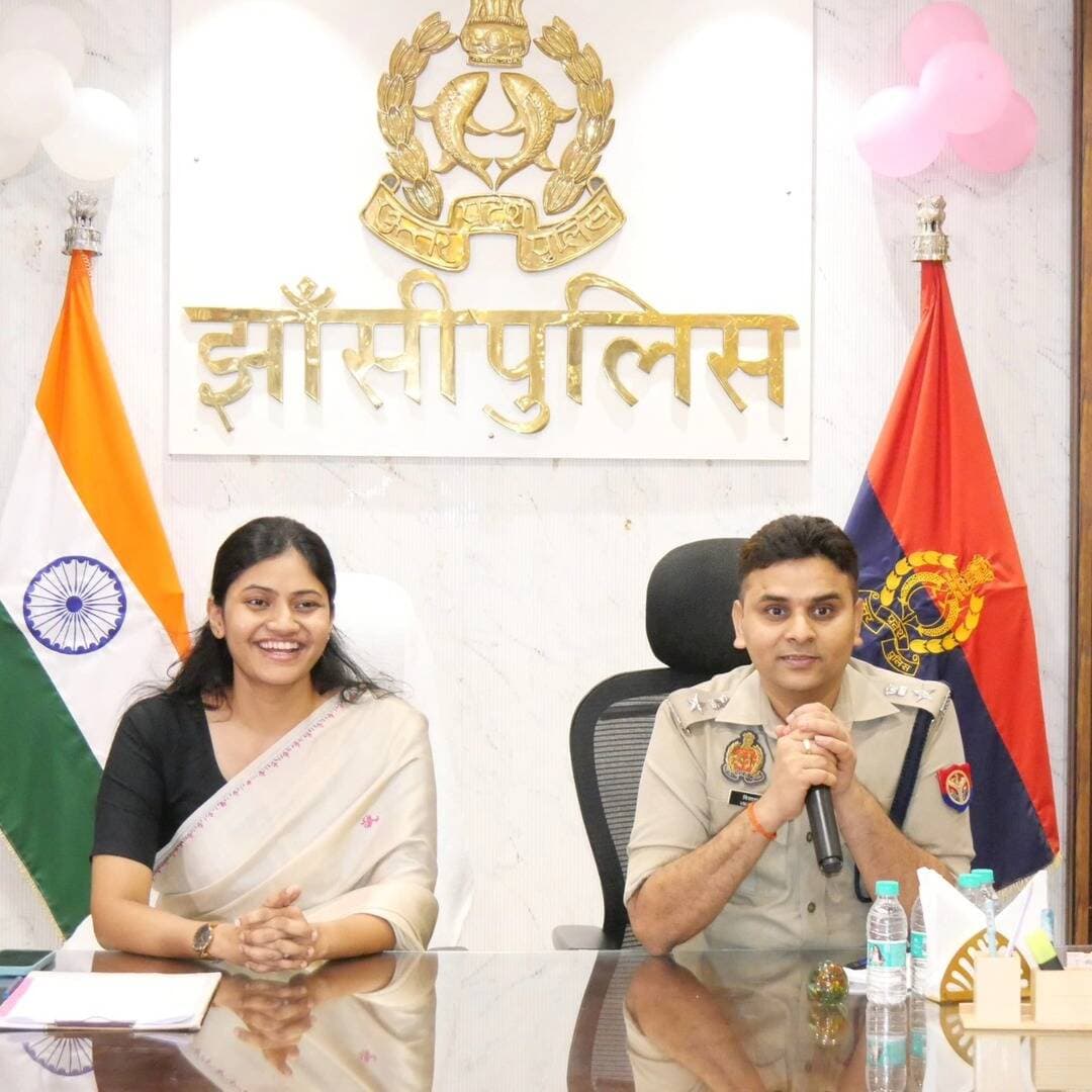 झाँसी से कानपुर के लिए विदा हुईं ASP अरीबा नोमान, भावुक माहौल में पुलिस परिवार ने दी शानदार विदाई