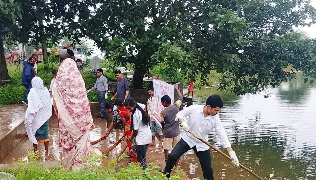 भानपुरी में सेवा संकल्प अभियान के तहत नदी घाट, तालाब घाट और जलस्रोतों की वृहद सफाई। जनप्रतिनिधियों, स्व-सहायता समूहों और ग्रामीणों ने श्रमदान कर कचरा व प्लास्टिक हटाया। जलस्रोत संरक्षण का सामूहिक संकल्प।
#Bastar #SwachhataHiSeva