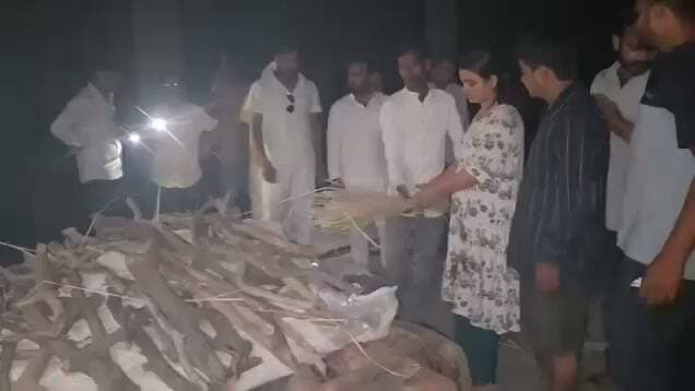 दिल दहला देने वाली घटना, बेटियों ने दी पिता, मां और भाई को मुखाग्नि
बेहद दुखद खबर सामने आई है, जहां परिवार में कोई पुरुष सदस्य न बचने पर बेटियों ने ही आगे आकर मृतक पिता अरबिंद सिंह, मां और मासूम भाई को मुखाग्नि दी। इस दर्दनाक दृश्य को देखकर हर किसी की आंखें नम हो गईं।