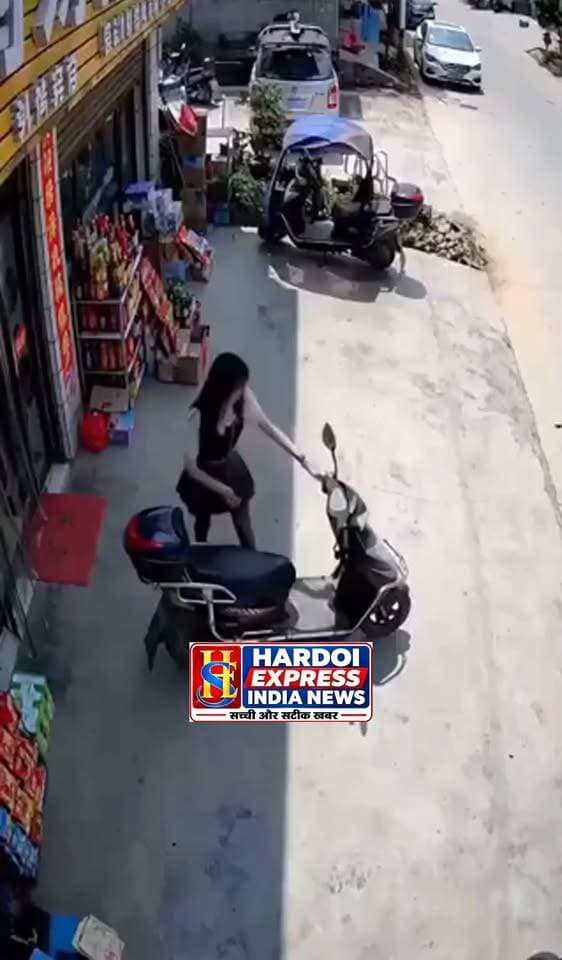 इलेक्ट्रिक वाहनों में घटिया क्वालिटी की बैटरियां बनीं बड़ा खतरा, शॉर्ट सर्किट और आग का बढ़ा जोखिम
इलेक्ट्रिक वाहनों (EV) के बढ़ते उपयोग के बीच एक गंभीर सुरक्षा समस्या सामने आ रही है। बाजार में बिक रही सस्ती और घटिया क्वालिटी की बैटरियां अब वाहन चालकों के लिए जानलेवा साबित हो रही हैं।
विशेषज्ञों और बाजार के जानकारों के अनुसार, कई कंपनियां और लोकल विक्रेता वाहन की कीमत कम रखने के लिए उनमें निम्न स्तर की बैटरियों का इस्तेमाल कर रहे हैं। ये लोकल और असुरक्षित बैटरियां कभी भी शॉर्ट सर्किट का कारण बन सकती हैं, जिससे अचानक भीषण आग लगने का खतरा बना रहता है।
सस्ते के चक्कर में न लें जोखिम
ऑटोमोबाइल और बैटरी एक्सपर्ट्स की मानें तो इलेक्ट्रिक वाहन खरीदते या बैटरी बदलते समय क्वालिटी से किसी भी तरह का समझौता नहीं करना चाहिए। थोड़े से पैसे बचाने के चक्कर में लोकल या अप्रमाणित (Non-certified) बैटरी चुनना किसी बड़ी दुर्घटना को दावत देने जैसा है।