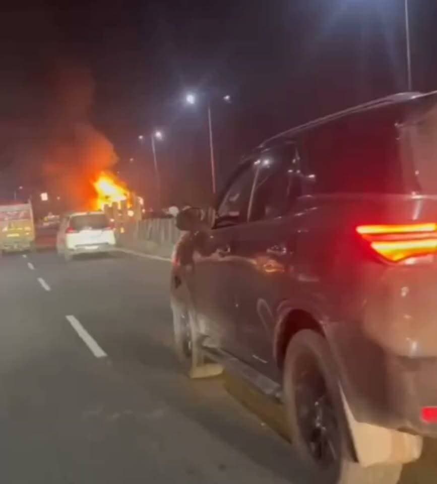 चलते ट्रक में भीषण आग लगने से हाईवे पर मचा हड़कंप, धू-धू कर जला वाहन
कानपुर। नौबस्ता से रामादेवी की ओर जा रहे एक ट्रक (DCM गाड़ी) में अचानक भीषण आग लग जाने से हाईवे पर अफरा-तफरी मच गई। हादसा कोयला नगर के पास फ्लाईओवर (हाईवे) के ऊपर घटित हुआ। चलती गाड़ी से आग की लपटें उठती देख राहगीरों में हड़कंप मच गया।
देखते ही देखते धधकती आग में ट्रक धू-धू कर जलने लगा। घटना को देख मौके पर मौजूद राहगीरों ने तुरंत स्थानीय पुलिस को सूचना दी। सूचना मिलते ही पुलिस टीम मौके पर पहुंची और फायर ब्रिगेड को सूचित किया। दमकल गाड़ियों की मदद से आग पर काबू पाने का प्रयास किया जा रहा है और पुलिस आगे की आवश्यक कार्रवाई में जुटी है।