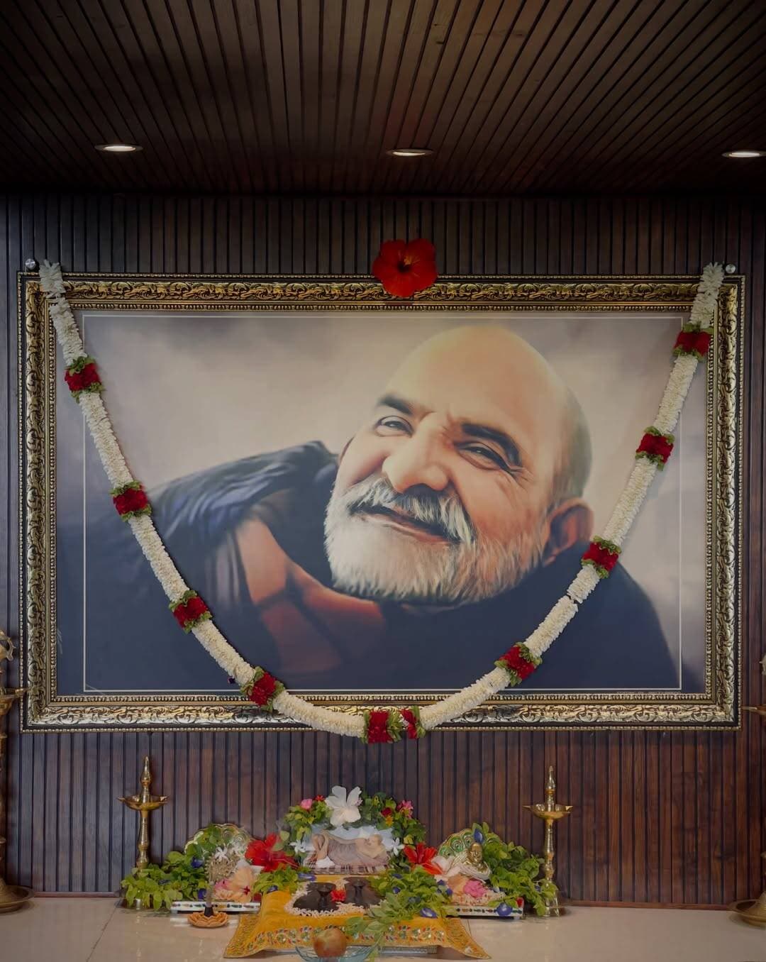 🌼 चरण पादुका सेवा🌼
#नीमकरौरीधामइंदौर
#neemkarolimaharajji