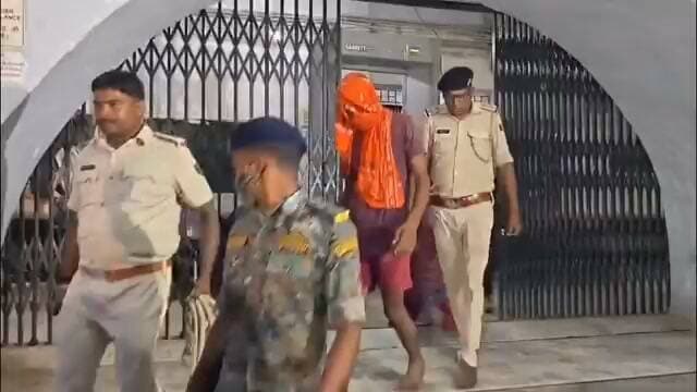जमुई में छात्रा के साथ छेड़खानी करने वाले को कोर्ट में वकील ने जड़ दिया तमा,चा,कोई वकील नहीं लड़ेंगा आरोपियों का केस।