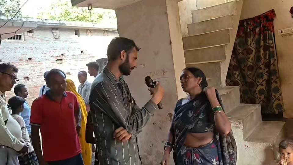 BREAKING NEWS | खजनी में राजस्व टीम की कार्रवाई पर उठे सवाल!
निजी भूमि की दीवार गिराने का आरोप, ग्राम सभा की जमीन पर कथित कब्जे पर कार्रवाई कब?
बिना पैमाइश और आदेश कार्रवाई का ग्राम प्रधान ने लगाया आरोप, गांव में तनाव का माहौल!
ग्रामीणों ने उच्चाधिकारियों से निष्पक्ष जांच की उठाई मांग।
आरोपों की स्वतंत्र पुष्टि अभी बाकी है।
#BreakingNews #Khajni #Gorakhpur #KhajniNews #GorakhpurNews #भादरखी #राजस्वविभाग #लेखपाल #कानूनगो #तहसीलप्रशासन #ग्रामसभा #सरकारीजमीन #अतिक्रमण #जमीनविवाद #ग्रामीणोंकीआवाज #निष्पक्षजांच #UPNews #ViralNews #TopNews #LocalNews #GroundReport #जनताकीसवाल #प्रशासनसेसवाल #वायरलखबर