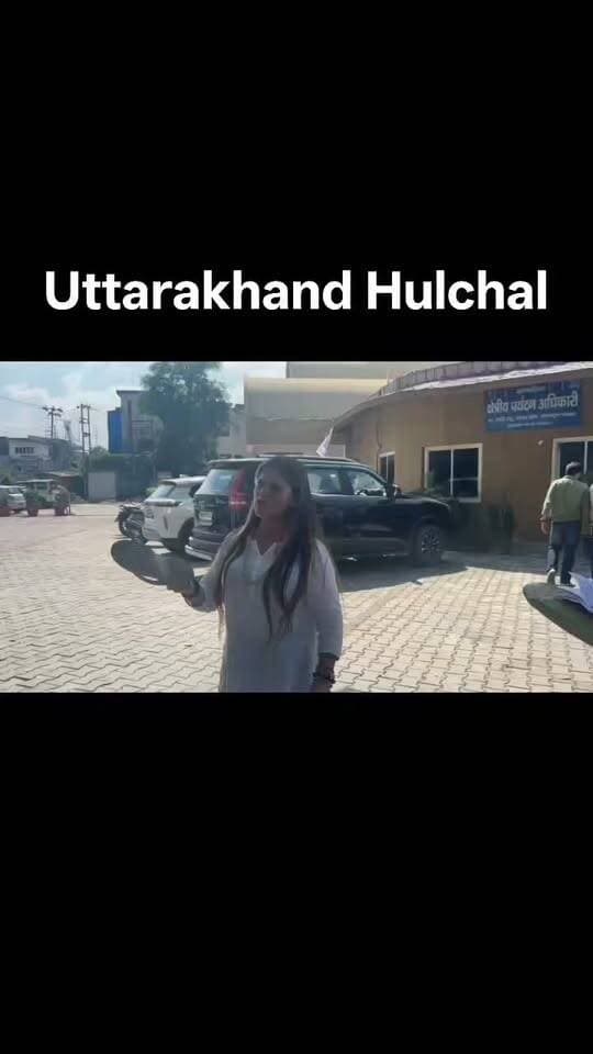 देहरादून से भाजपा के अंदर की बड़ी खबर है। भाजपा दर्जा प्राप्त मंत्री गीताराम गौड़ पर उनकी ही पार्टी के नेताओं ने विकास योजनाएं रोकने का आरोप लगाया है। इस दौरान गुस्साए भाजपा नेता बचना शर्मा ने चप्पल दिखाकर विरोध जताया।