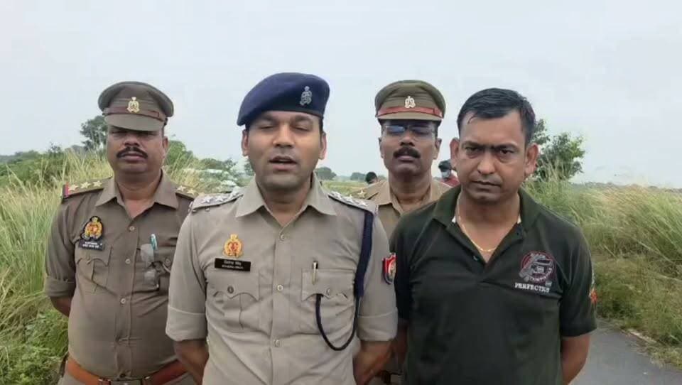 मऊ: 25 हजार के इनामी नीरज उर्फ टाइगर को पुलिस ने मुठभेड़ के बाद किया गिरफ्तार
#खबरेंअभीतक #KhabareAbhiTak #Mau #PoliceAction