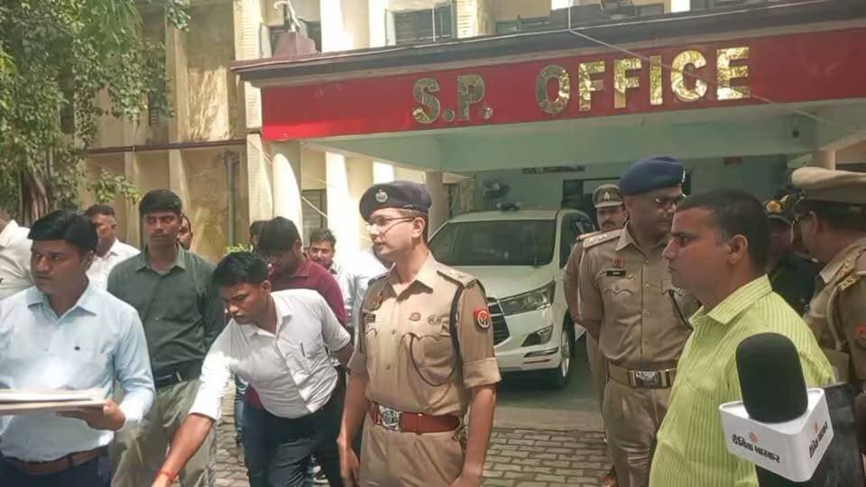 महराजगंज: पुलिस और सर्विलांस टीम को मिली बड़ी सफलता, 110 खोए हुए मोबाइल बरामद कर मोबाइल स्वामियों को किया सुपूर्द, पुलिस अधीक्षक महराजगंज व अपर पुलिस अधीक्षक ने मोबाइल स्वामियों को दिया उनका मोबाइल, मोबाइल पाकर खिल उठे चेहरे-
Public maharajganj #LocalNews #Maharajganj #NewsUpdate #LatestNews #BreakingUpdate #UPNews #maharajganjnews #everyone #followers #MaharajganjPolice #goodjob