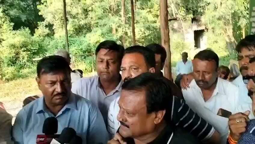 इंडियन एक्सप्रेस की रिपोर्ट के बाद SIR को लेकर सियासी सवाल और तेज हो गए हैं।
मध्य प्रदेश के पूर्व कैबिनेट मंत्री सज्जन सिंह वर्मा ने इसी रिपोर्ट का हवाला देते हुए मुख्य चुनाव आयुक्त ज्ञानेश कुमार पर गंभीर आरोप लगाए। उन्होंने कहा कि SIR में गड़बड़ी हुई और इसके पीछे राजनीतिक दबाव की भूमिका रही।
सज्जन सिंह वर्मा ने आरोप लगाया कि “वोट चोरी कर लोकतंत्र की हत्या” की गई और ज्ञानेश कुमार को तत्काल इस्तीफा देना चाहिए।
इंडियन एक्सप्रेस की रिपोर्ट में दो चुनाव आयुक्तों द्वारा SIR से जुड़े फैसलों पर 10 महीनों में 14 बार आपत्ति दर्ज किए जाने की बात कही गई है। हालांकि, चुनाव आयोग की ओर से इन फैसलों को सर्वसम्मति से लिया गया बताया गया है।
क्या कहा सज्जन सिंह वर्मा ने? सुनिए उनकी पूरी बाइट।
#SIR #SajjanSinghVerma #GyaneshKumar #ElectionCommission #IndianExpress