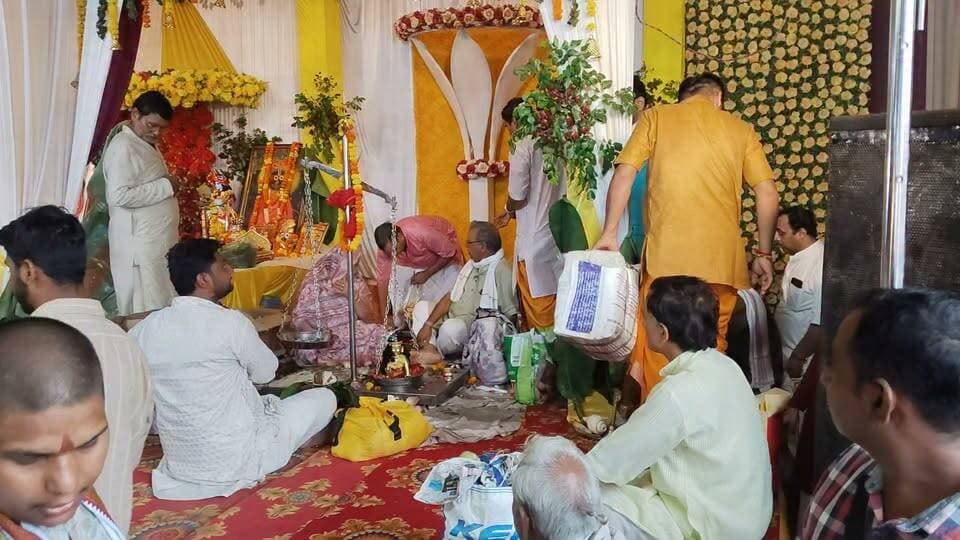 चित्रकूट में भगवान श्रीकृष्ण जन्मोत्सव के अवसर पर दो दिवसीय जल विहार यात्रा धूमधाम के साथ निकाली गई।
शंकर बाजार से शुरू हुई भगवान श्रीकृष्ण की भव्य शोभायात्रा धनुष चौराहा, बस स्टैंड और पुरानी बाजार होते हुए रामघाट पहुंची। यहां भगवान श्रीकृष्ण का नौका विहार कराया गया, जिसमें सैकड़ों श्रद्धालु शामिल हुए।
वहीं दूसरे दिन भगवान श्रीकृष्ण का छठी-बरहो श्रृंगार किया गया। इसके साथ ही तुलादान, छप्पन भोग, भजन-कीर्तन और भंडारे का आयोजन हुआ।
पूरे आयोजन के दौरान श्रद्धालु भगवान श्रीकृष्ण के जयकारे लगाते नजर आए और रामघाट का पूरा वातावरण भक्तिमय हो गया।