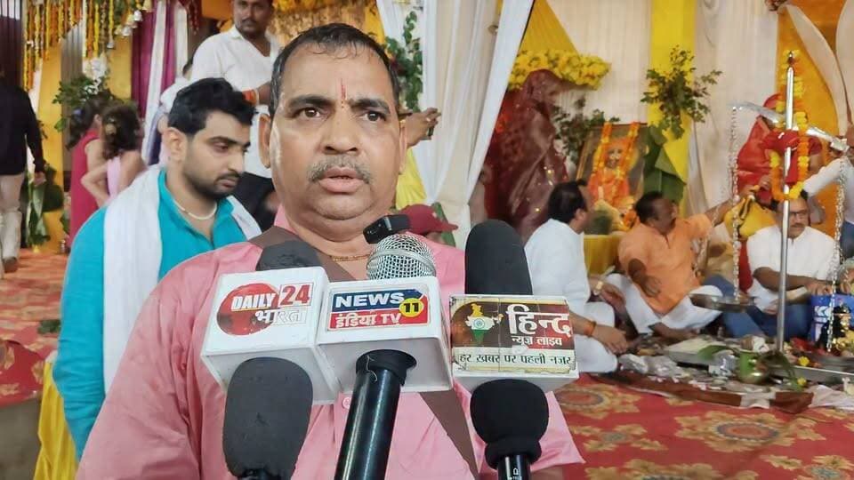 चित्रकूट में भगवान श्रीकृष्ण जन्मोत्सव के अवसर पर दो दिवसीय जल विहार यात्रा धूमधाम के साथ निकाली गई।
शंकर बाजार से शुरू हुई भगवान श्रीकृष्ण की भव्य शोभायात्रा धनुष चौराहा, बस स्टैंड और पुरानी बाजार होते हुए रामघाट पहुंची। यहां भगवान श्रीकृष्ण का नौका विहार कराया गया, जिसमें सैकड़ों श्रद्धालु शामिल हुए।
वहीं दूसरे दिन भगवान श्रीकृष्ण का छठी-बरहो श्रृंगार किया गया। इसके साथ ही तुलादान, छप्पन भोग, भजन-कीर्तन और भंडारे का आयोजन हुआ।
पूरे आयोजन के दौरान श्रद्धालु भगवान श्रीकृष्ण के जयकारे लगाते नजर आए और रामघाट का पूरा वातावरण भक्तिमय हो गया।