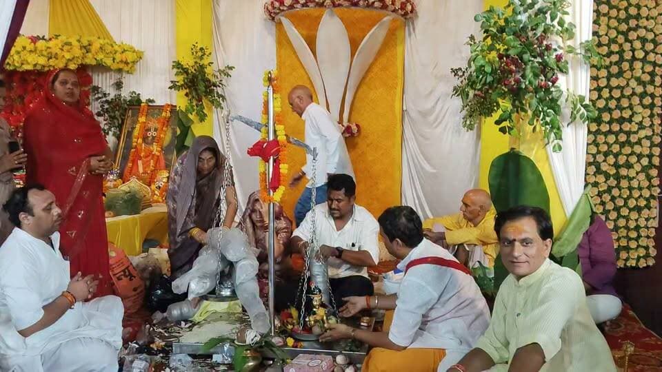 चित्रकूट में भगवान श्रीकृष्ण जन्मोत्सव के अवसर पर दो दिवसीय जल विहार यात्रा धूमधाम के साथ निकाली गई।
शंकर बाजार से शुरू हुई भगवान श्रीकृष्ण की भव्य शोभायात्रा धनुष चौराहा, बस स्टैंड और पुरानी बाजार होते हुए रामघाट पहुंची। यहां भगवान श्रीकृष्ण का नौका विहार कराया गया, जिसमें सैकड़ों श्रद्धालु शामिल हुए।
वहीं दूसरे दिन भगवान श्रीकृष्ण का छठी-बरहो श्रृंगार किया गया। इसके साथ ही तुलादान, छप्पन भोग, भजन-कीर्तन और भंडारे का आयोजन हुआ।
पूरे आयोजन के दौरान श्रद्धालु भगवान श्रीकृष्ण के जयकारे लगाते नजर आए और रामघाट का पूरा वातावरण भक्तिमय हो गया।