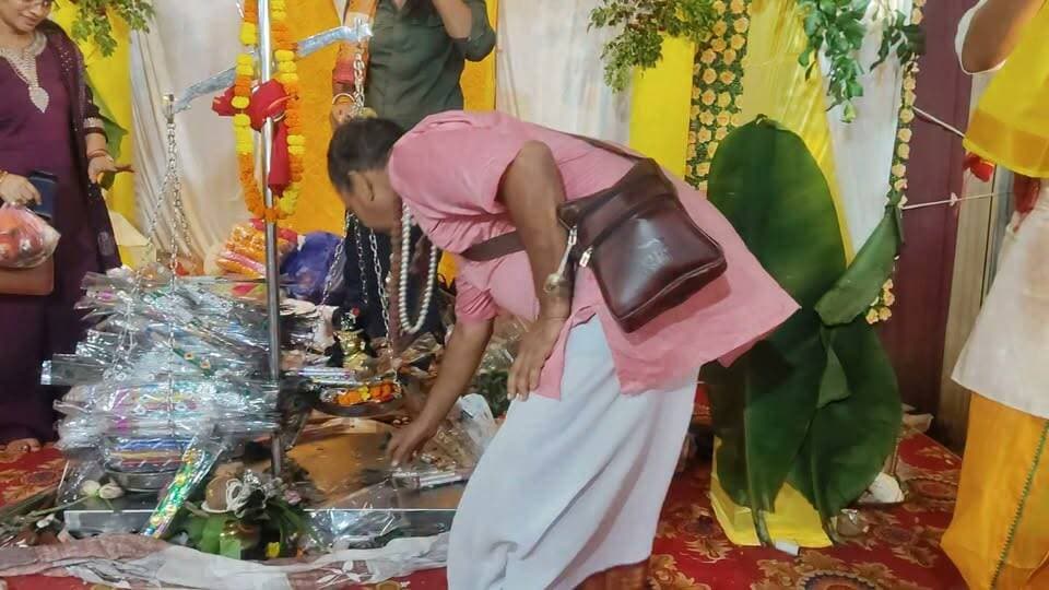 चित्रकूट में भगवान श्रीकृष्ण जन्मोत्सव के अवसर पर दो दिवसीय जल विहार यात्रा धूमधाम के साथ निकाली गई।
शंकर बाजार से शुरू हुई भगवान श्रीकृष्ण की भव्य शोभायात्रा धनुष चौराहा, बस स्टैंड और पुरानी बाजार होते हुए रामघाट पहुंची। यहां भगवान श्रीकृष्ण का नौका विहार कराया गया, जिसमें सैकड़ों श्रद्धालु शामिल हुए।
वहीं दूसरे दिन भगवान श्रीकृष्ण का छठी-बरहो श्रृंगार किया गया। इसके साथ ही तुलादान, छप्पन भोग, भजन-कीर्तन और भंडारे का आयोजन हुआ।
पूरे आयोजन के दौरान श्रद्धालु भगवान श्रीकृष्ण के जयकारे लगाते नजर आए और रामघाट का पूरा वातावरण भक्तिमय हो गया।