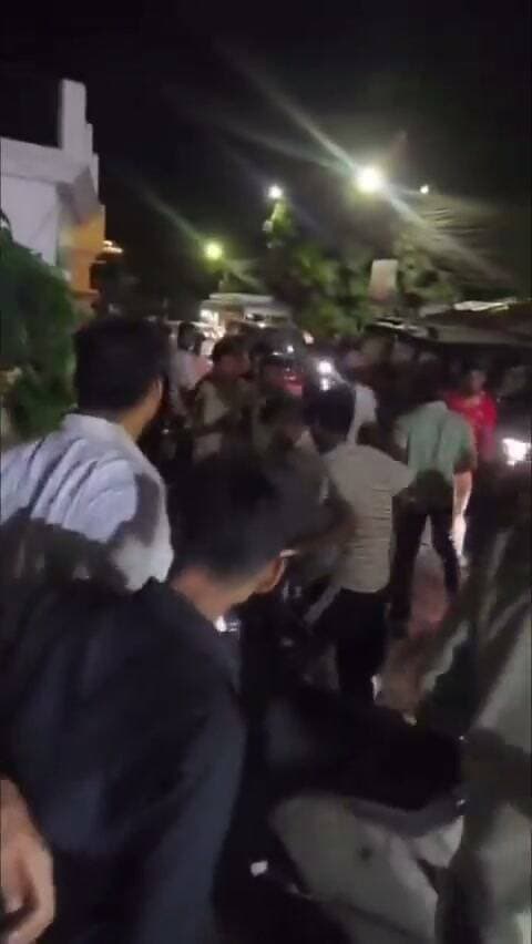 सड़कों पर फिर चले लाठी-डंडे
हल्द्वानी के जगदम्बा नगर में दिल्ली चाट भंडार के पास दो गुटों में जमकर लाठी-डंडे चले।