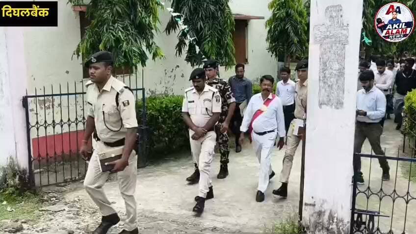 डीएम नवीन कुमार ने वाइब्रेंट विलेज धनतोला का किया दौरा,अंचल कार्यालय का किया निरीक्षण
किशनगंज के जिलाधिकारी नवीन कुमार ने बुधवार को दिघलबैंक प्रखंड के वाइब्रेंट विलेज योजना के तहत चयनित धनतोला और डोरिया गांव का दौरा कर विकास योजनाओं का स्थलीय निरीक्षण किया। इसके बाद उन्होंने अंचल कार्यालय दिघलबैंक का औचक निरीक्षण कर राजस्व मामलों की समीक्षा किया। निरीक्षण की शुरुआत धनतोला गांव से हुई। डीएम ने सबसे पहले प्लस टू उच्च विद्यालय सह मॉडल स्कूल धनतोला का निरीक्षण किया। इस दौरान उन्होंने प्रभारी प्रधानाध्यापक से विद्यालय में कुल छात्रों की संख्या एवं विषयवार शिक्षकों की जानकारी ली और विद्यालय व्यवस्था का जायजा लिया।
#BiharNews #TopFans #Kishanganj
#NewsUpdate #KishanganjNews