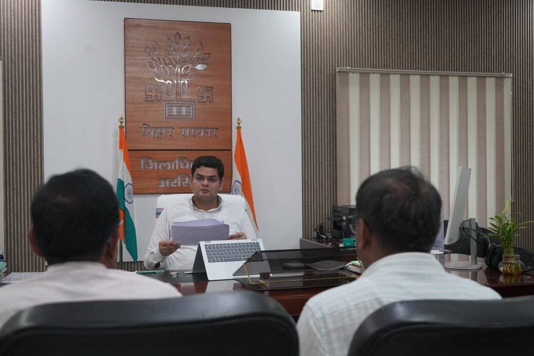 अररिया जिले में स्कूल की समयावधि के दौरान कोचिंग संचालन पर रोक, जिलाधिकारी ने अनुमंडल पदाधिकारी को दिए सख्त कार्रवाई के निर्देश
अररिया जिले में अब विद्यालय की समयावधि (सुबह 09:30 बजे से संध्या 04:00 बजे तक) के दौरान कोई भी कोचिंग संस्थान संचालित नहीं हो सकेगा। जिलाधिकारी विनोद दूहन ने इस संबंध में अनुमंडल पदाधिकारी अररिया एवं फारबिसगंज को आवश्यक और त्वरित कार्रवाई करने का निर्देश दिया है।
विद्यालय की अवधि में कोचिंग संस्थान चलने के कारण विद्यालयों में बच्चों की उपस्थिति कम होती है।विशेषकर कक्षा 09 से 12 तक के विद्यार्थियों में यह समस्या अधिक देखी जा रही है। सरस्वती विद्या निकेतन (मॉडल स्कूल) के प्रधानाध्यापकों के साथ हुई बैठक में भी यह बात सामने आई थी कि स्कूल के समय पर कोचिंग संचालन होने से उपस्थिति पर असर पड़ रहा है। साथ ही, बिहार विद्यालय परीक्षा समिति के नियमानुसार बोर्ड परीक्षा में शामिल होने के लिए 75 प्रतिशत उपस्थिति अनिवार्य है।
जिलाधिकारी ने अनुमंडल पदाधिकारी को निर्देशित किया है कि सभी निबंधित कोचिंग संस्थानों की सूची बनाई जाए और गैर-निबंधित कोचिंग संस्थानों पर तुरंत कार्रवाई कर उन्हें बंद कराया जाए। यह भी सुनिश्चित करने को कहा गया है कि कोई भी कोचिंग संस्थान सुबह 09:30 बजे से शाम 04:00 बजे के बीच अपनी कक्षाएं न चलाएं, हालांकि वे इस समयावधि के पहले या बाद में कक्षाएं संचालित करने के लिए स्वतंत्र होंगे।
इसके अतिरिक्त, कोचिंग संस्थानों के संचालन में सरकारी या गैर-सरकारी विद्यालयों के किसी भी शिक्षक या कर्मी के कार्यरत न होने की पुष्टि करने के निर्देश दिए गए हैं। यह भी निर्देशित किया गया है कि यदि कोई शिक्षक या कर्मी कोचिंग संचालन में संलिप्त पाया जाता है, तो इसकी सूचना तुरंत उपलब्ध कराए, ताकि उन पर विभागीय <nis:link nis:type=tag nis:id=dharadharnews nis:value=DharadharNews nis:enabled=true nis:link/> <nis:link nis:type=tag nis:id=ararianews nis:value=ararianews nis:enabled=true nis:link/> कार्रवाई की जा सके।