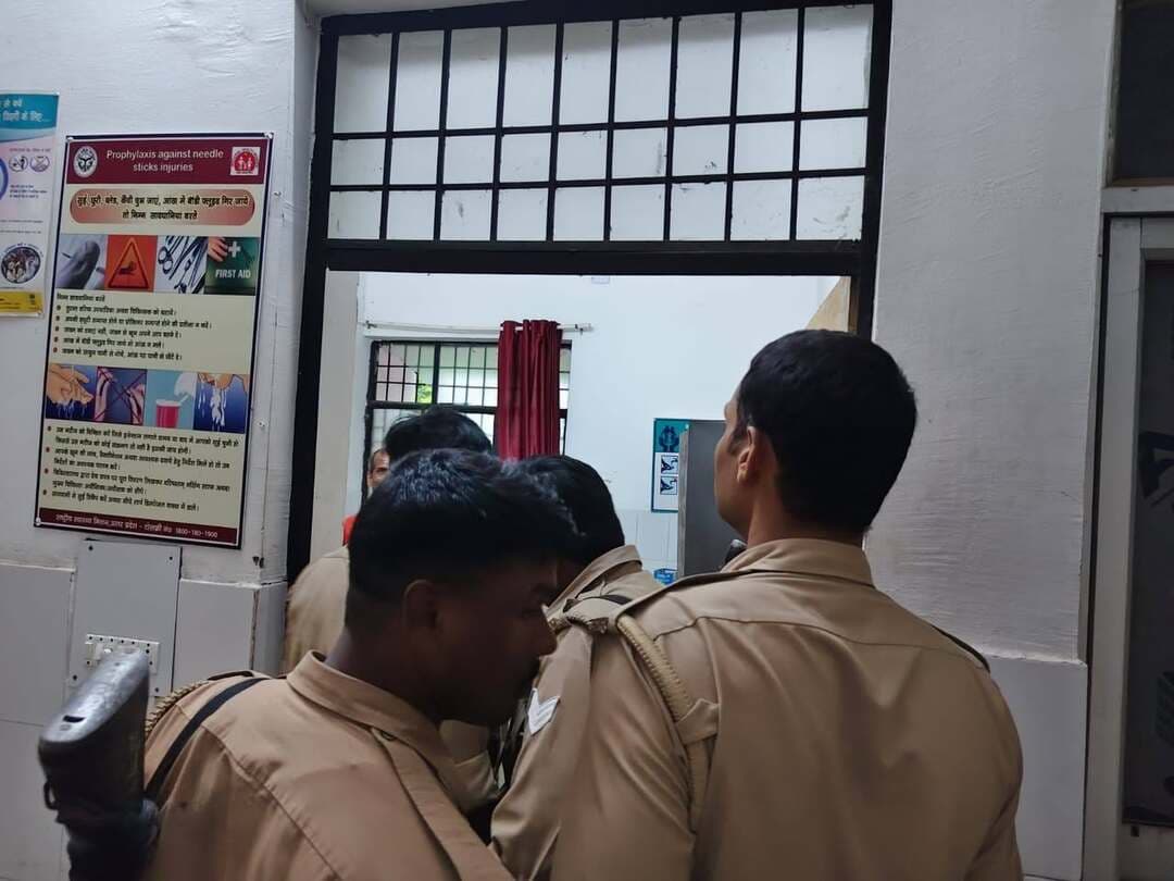 मऊ में अनीस हत्याकांड का एक और आरोपी मुठभेड़ में गिरफ्तार, पैर में लगी गोली
#MAU #maunews #maupolice
25 हजार का इनामी नीरज उर्फ टाइगर गिरफ्तार, तमंचा-कारतूस और बिना नंबर की बाइक बरामद
मऊ। जिले के चिरैयाकोट थाना क्षेत्र के सरसेना में 14 सितंबर को हुए अनीस हत्याकांड में पुलिस ने एक और वांछित आरोपी को मुठभेड़ के बाद गिरफ्तार किया है। गुरुवार तड़के करीब छह बजे चिरैयाकोट पुलिस और हत्याकांड की जांच में लगी टीमों ने 25 हजार रुपये के इनामी बदमाश नीरज उर्फ टाइगर को असलपुर पुलिया के पास घेर लिया। पुलिस की जवाबी कार्रवाई में उसके पैर में गोली लगी।