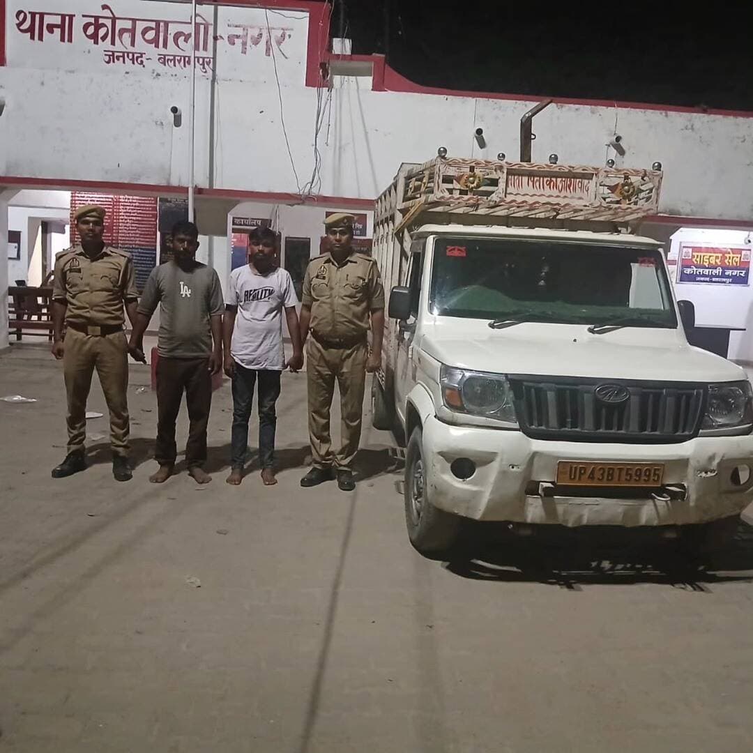 खौफनाक डीजे के शोर से सहमी बच्ची ने तोड़ा दम, बलरामपुर में कोहराम...
मासूम वैष्णवी की मौत पर जागा प्रशासन: डीजे मालिक व ऑपरेटर अरेस्ट, पिकअप और साउंड सिस्टम सीज...
मेवालाल चौकी प्रभारी सस्पेंड; पूरे जिले के डीजे संचालकों में हड़कंप, कोतवाल को नोटिस...
#बलरामपुर। नगर के डिवाइन पब्लिक स्कूल में डीजे के कानफोड़ू शोर के कारण कक्षा 2 की 7 वर्षीया छात्रा वैष्णवी तिवारी (निवासी त्रिलोकपुर, सिद्धार्थनगर) की दर्दनाक मौत हो गई। घटना के बाद हरकत में आई पुलिस ने त्वरित कार्रवाई करते हुए डीजे मालिक चंद्र प्रकाश वर्मा और ऑपरेटर रामपाल सैनी को गिरफ्तार कर जेल भेज दिया है।
पुलिस ने घटना में प्रयुक्त पिकअप गाड़ी (UP 43 BT 5995) और डीजे साउंड सिस्टम को सीज कर मौके का CCTV फुटेज कब्जे में ले लिया है। मामला स्कूल प्रबंधक की तहरीर पर मु०अ०सं० 221/26 धारा 105 व 223 (BNS) के तहत दर्ज किया गया है।
पुलिस पर गिरी गाज, संचालकों को चेतावनी
लापरवाही के आरोप में एसपी मार्तण्ड प्रकाश सिंह ने मेवालाल चौकी इंचार्ज शैलेंद्र कुमार यादव को तत्काल प्रभाव से निलंबित कर दिया है, जबकि नगर कोतवाल संतोष मिश्रा से स्पष्टीकरण मांगा है। घटना के बाद जिले भर में सघन अभियान चलाकर डीजे संचालकों को सुप्रीम कोर्ट की गाइडलाइंस का पालन करने और तय डेसिबल सीमा में ही साउंड बजाने की सख्त चेतावनी दी गई है।
#balrampur #balrampurpolice
