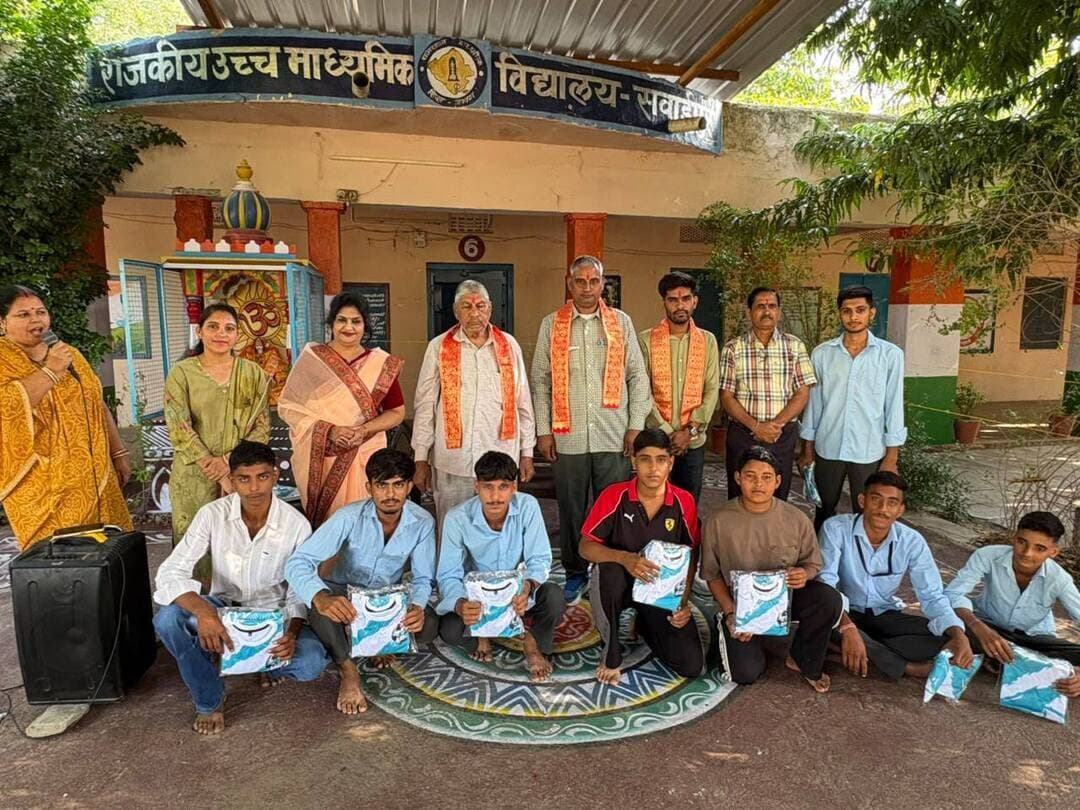 भामाशाह राम कुमार जाट ने सवाईपुर के कबड्डी खिलाड़ियों को वितरित की खेल किट
खेल प्रतिभाओं को प्रोत्साहन देने की पहल, विद्यालय स्टाफ एवं विद्यार्थियों ने जताया आभार
आकोला (रमेशचंद्र डाड)क्षेत्र में खेल प्रतिभाओं को आगे बढ़ाने और खिलाड़ियों का उत्साहवर्धन करने के उद्देश्य से भामाशाह राम कुमार जाट की ओर से सवाईपुर विद्यालय के कबड्डी खिलाड़ियों को खेल किट वितरित की गई। खेल सामग्री मिलने से खिलाड़ियों में उत्साह देखने को मिला।
इस अवसर पर विद्यालय की प्रधानाचार्य प्रतिष्ठा ठाकुर, शांतिलाल आचार्य, हॉकी कोच राधेश्याम जाट, सत्य प्रकाश भारद्वाज सहित विद्यालय का स्टाफ एवं छात्र-छात्राएं उपस्थित रहे।
कार्यक्रम में अतिथियों ने खिलाड़ियों को नियमित अभ्यास करने, अनुशासन बनाए रखने और खेल के क्षेत्र में विद्यालय एवं क्षेत्र का नाम रोशन करने के लिए प्रेरित किया। भामाशाह राम कुमार जाट की ओर से खिलाड़ियों को उपलब्ध कराई गई खेल किट की विद्यालय परिवार ने सराहना करते हुए आभार व्यक्त किया।
विद्यालय परिवार ने कहा कि इस प्रकार के सहयोग से ग्रामीण क्षेत्र की खेल प्रतिभाओं को आगे बढ़ने का अवसर मिलता है और खिलाड़ियों का मनोबल बढ़ता है।