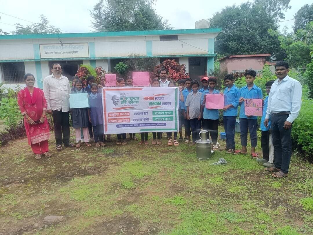 सिंगनपुर की पाठशाला में स्वच्छता का संदेश, बच्चों के साथ!
स्वच्छ भारत, विकसित भारत थीम के तहत जनपद पंचायत तोकापाल के प्राथमिक पाठशाला एवं पूर्व माध्यमिक शाला सिंगनपुर में स्वच्छता ही सेवा अभियान 2026 के अंतर्गत स्वच्छता पाठशाला आयोजित की गई। 🌱
इस दौरान बच्चों ने सीखा और किया:
👐 हाथ धुलाई के विभिन्न चरण
🚶 स्वच्छता रैली
🎨 ड्राइंग प्रतियोगिता
📢 स्वच्छता के प्रति जागरूकता
बच्चों की रचनात्मकता और सहभागिता ने स्वच्छता के संदेश को और प्रभावी बनाया। 💚
स्वच्छता की शुरुआत अच्छी आदतों से होती है। आइए, इसे अपने दैनिक जीवन का हिस्सा बनाएं।
#SwachhataHiSeva #स्वच्छताहीसेवा #SwachhBharat
